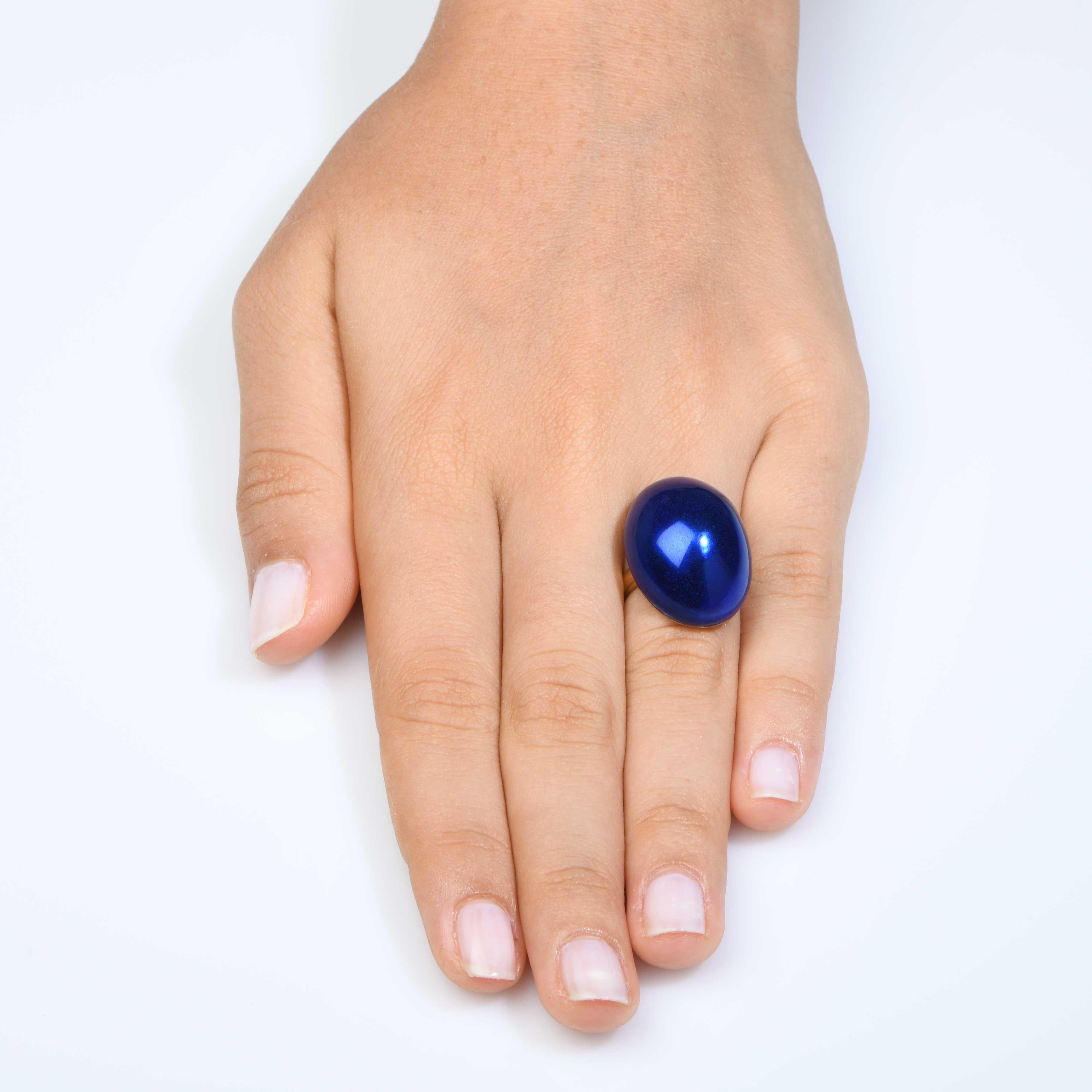 Bombe Ring with blue enamel top by Carvin French in 18 Karat yellow gold.
Ring Size: 6
Metal Type: 18 Karat Yellow Gold
Metal Weight: 11.1 Grams