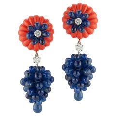 Boucles d'oreilles Carvin French sculptées en corail, saphirs et diamants
