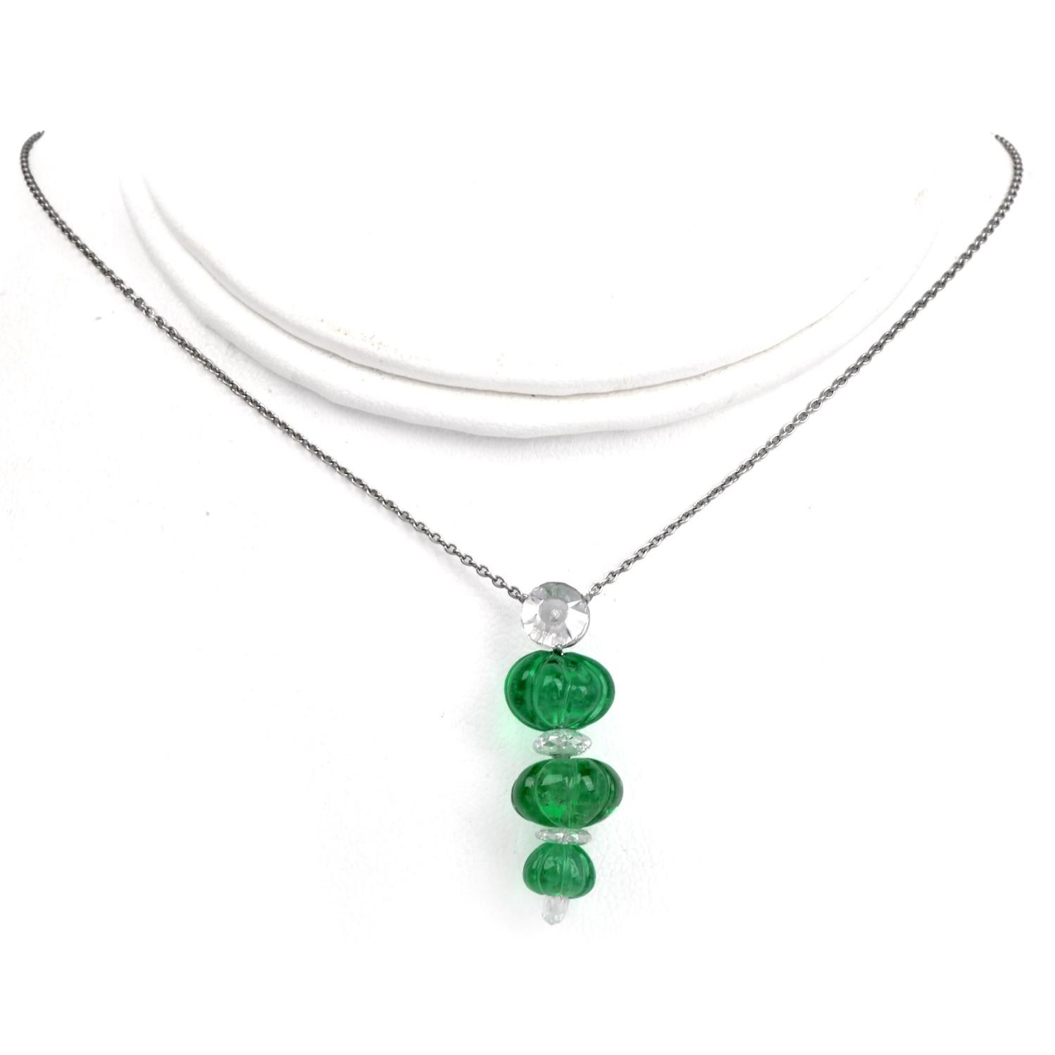 Una squisita collana a catena di platino con smeraldo e diamante firmata Carvin French Jewelry.

Una casa di gioielli francese che crea eccezionali pezzi da collezione fin dagli anni '50, nota per la sua selezione di gemme di qualità