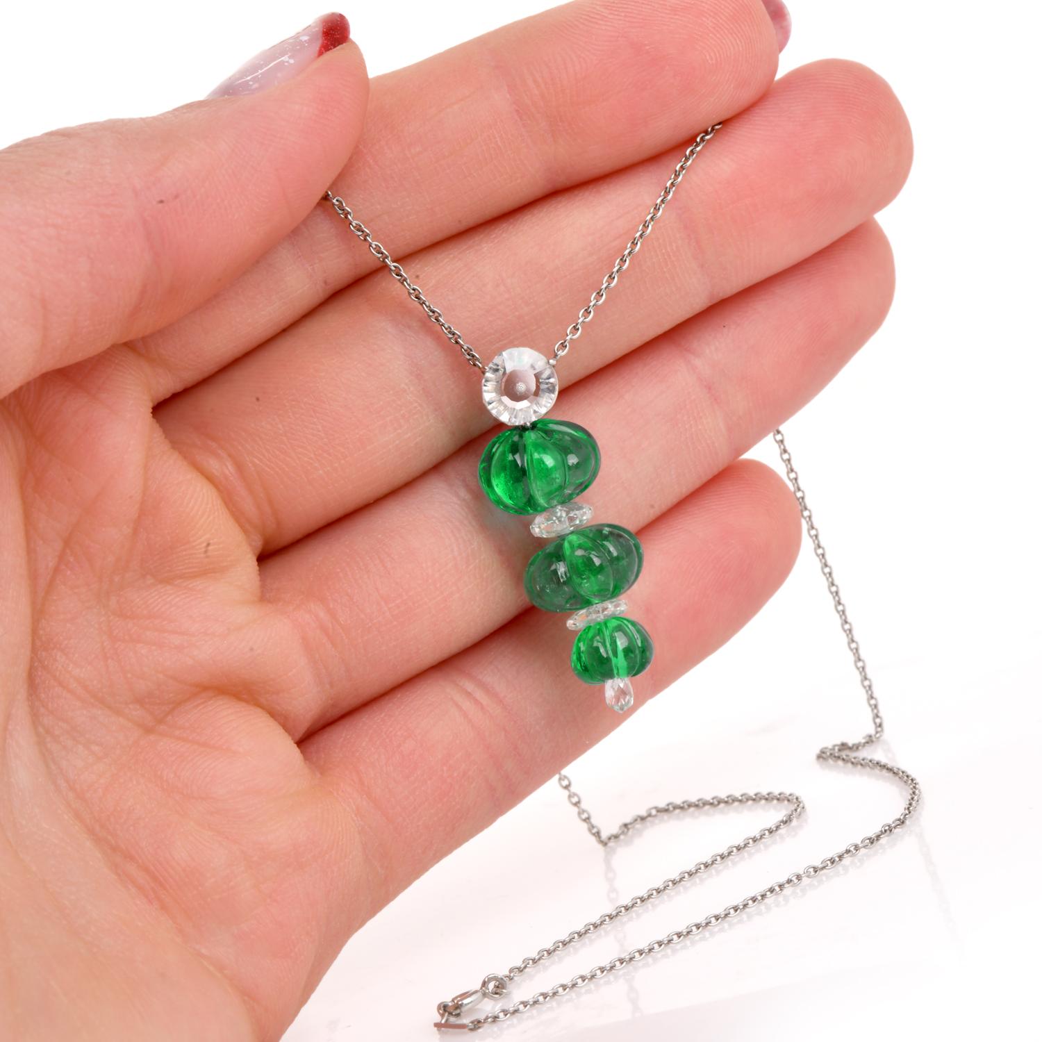 Moderno Carvin French Emerald Diamond colombiano  Collana in platino intagliato in vendita