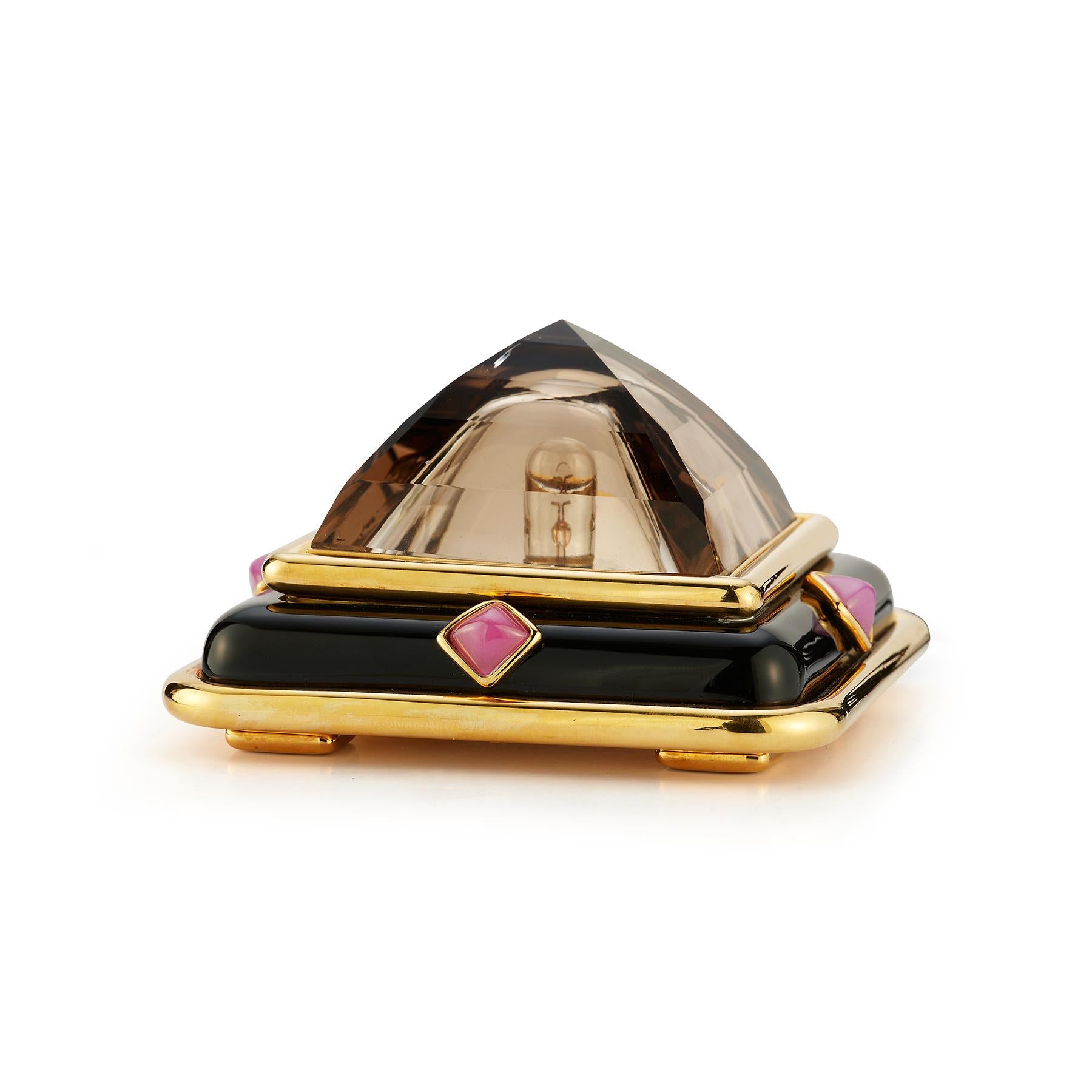Veilleuse française Carvin

A  très inhabituelle veilleuse de travail sertie d'une grande citrine sur une base d'or 18 carats et d'onyx sertie de 4 rubis cabochons.

Fabriqué par Carvin French

Mesures : 3.75