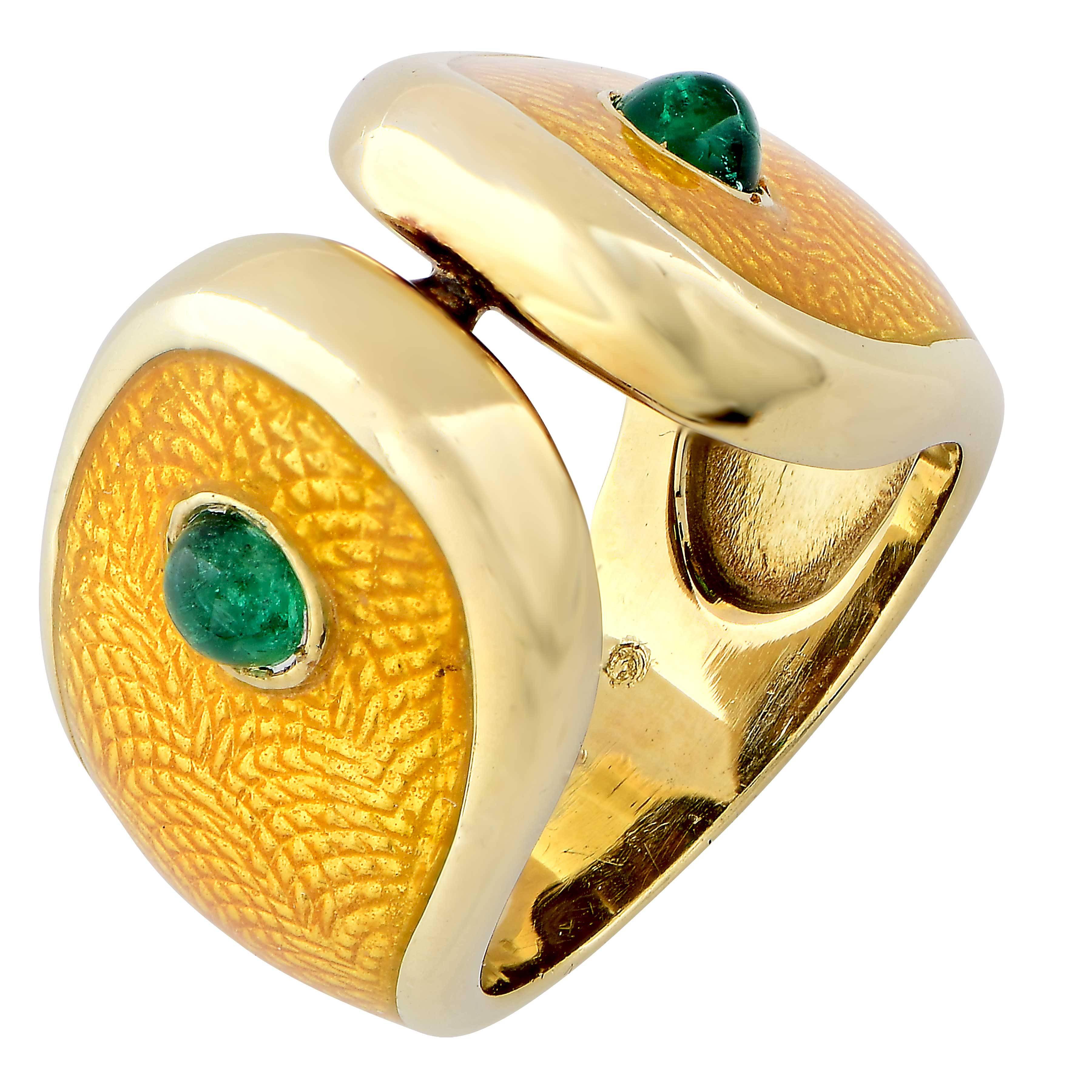 Oval Cut Carvin French Patterned Owl Emerald and Yellow Enamel 18 Karat Yellow Gold Ring For Sale