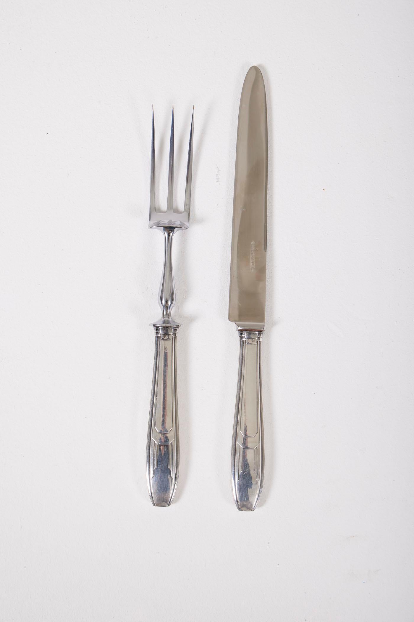 Ustensiles à découper en acier inoxydable de style Art déco, comprenant une fourchette et un couteau. Parfait état.
LP2177