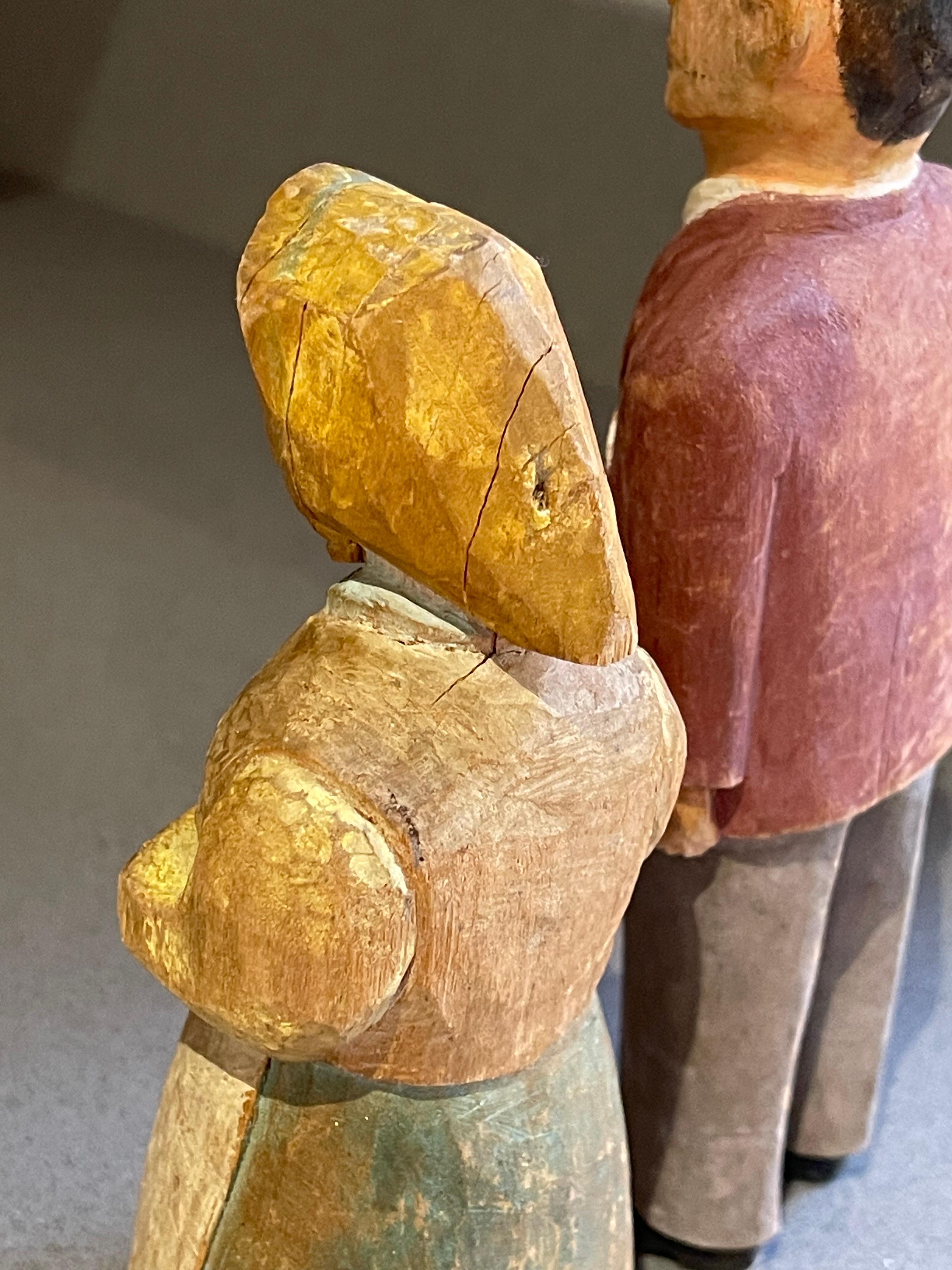 Carving Holzskulpturen Ein Satz von 2 antiken dekorativen Figuren von Mann und Frau im Angebot 3