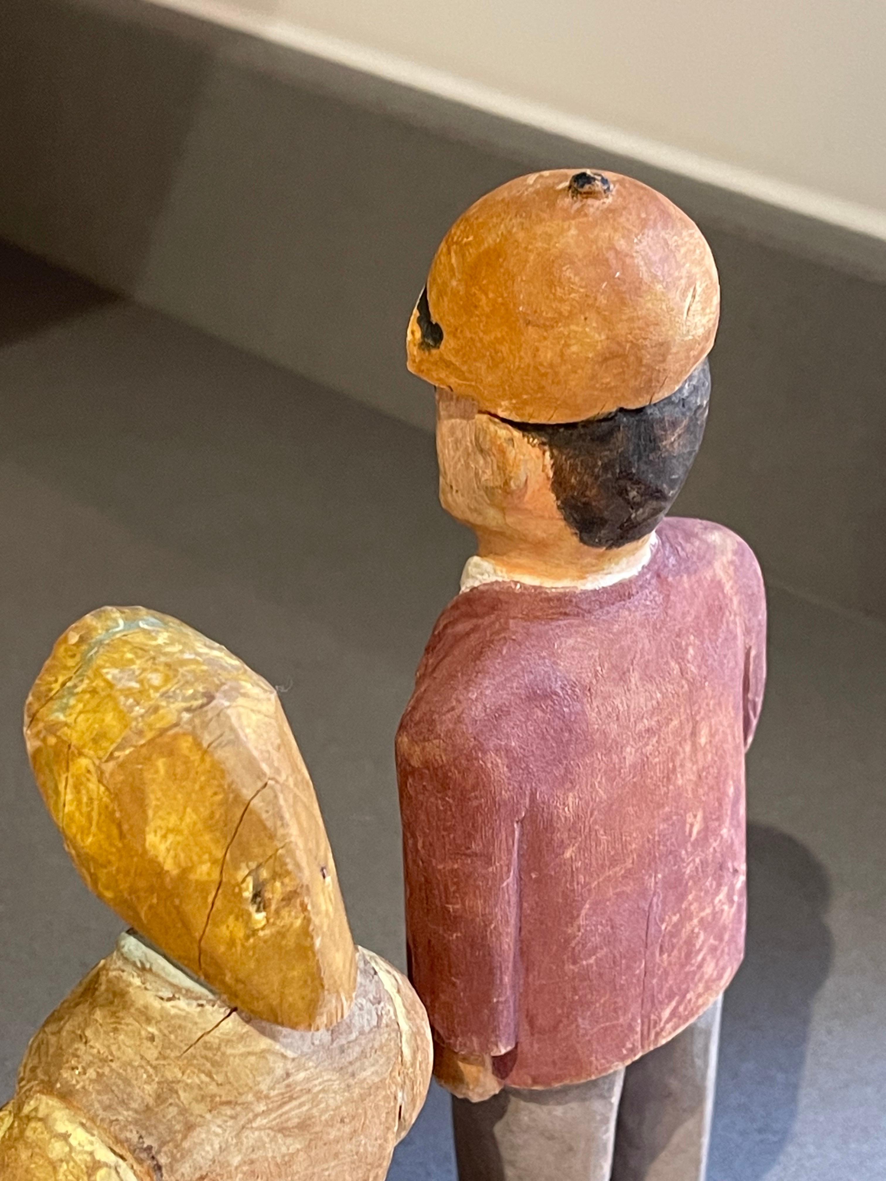 Carving Holzskulpturen Ein Satz von 2 antiken dekorativen Figuren von Mann und Frau im Angebot 4