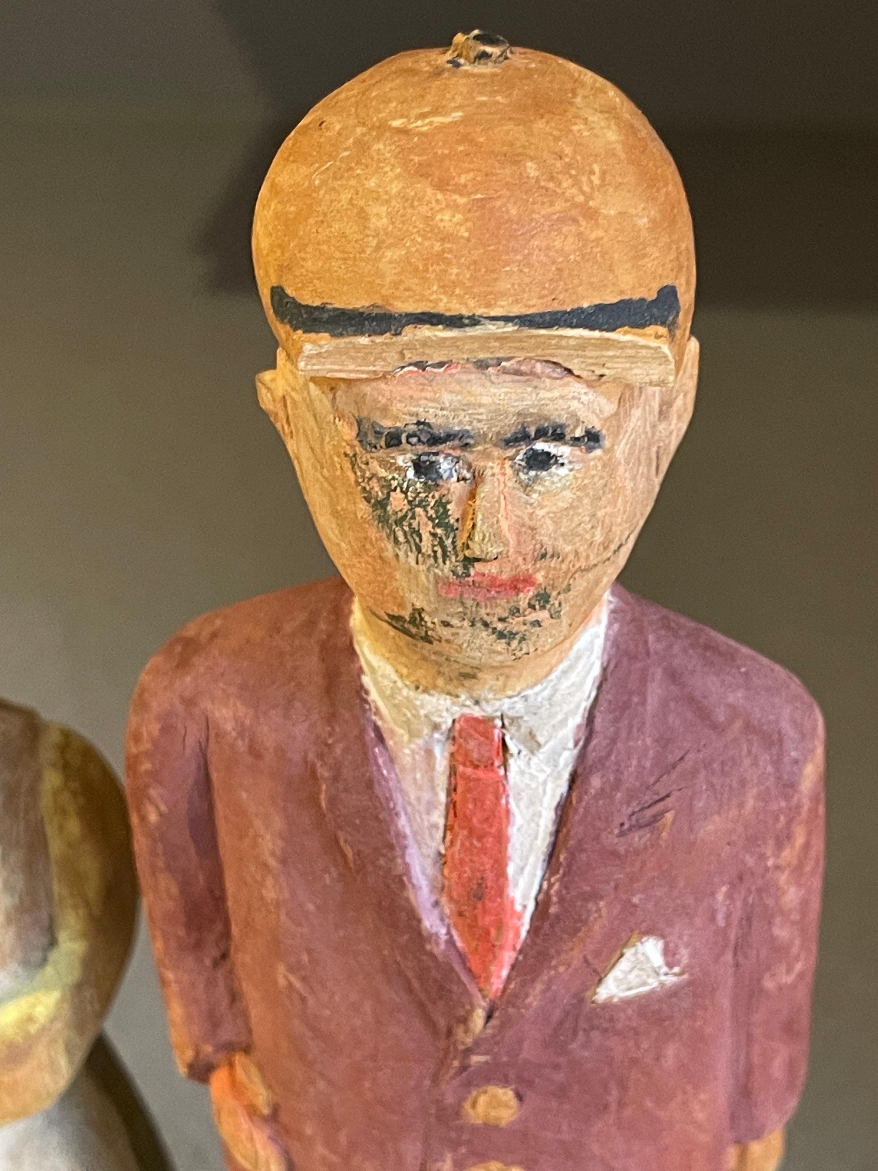 Carving Holzskulpturen Ein Satz von 2 antiken dekorativen Figuren von Mann und Frau (Geschnitzt) im Angebot