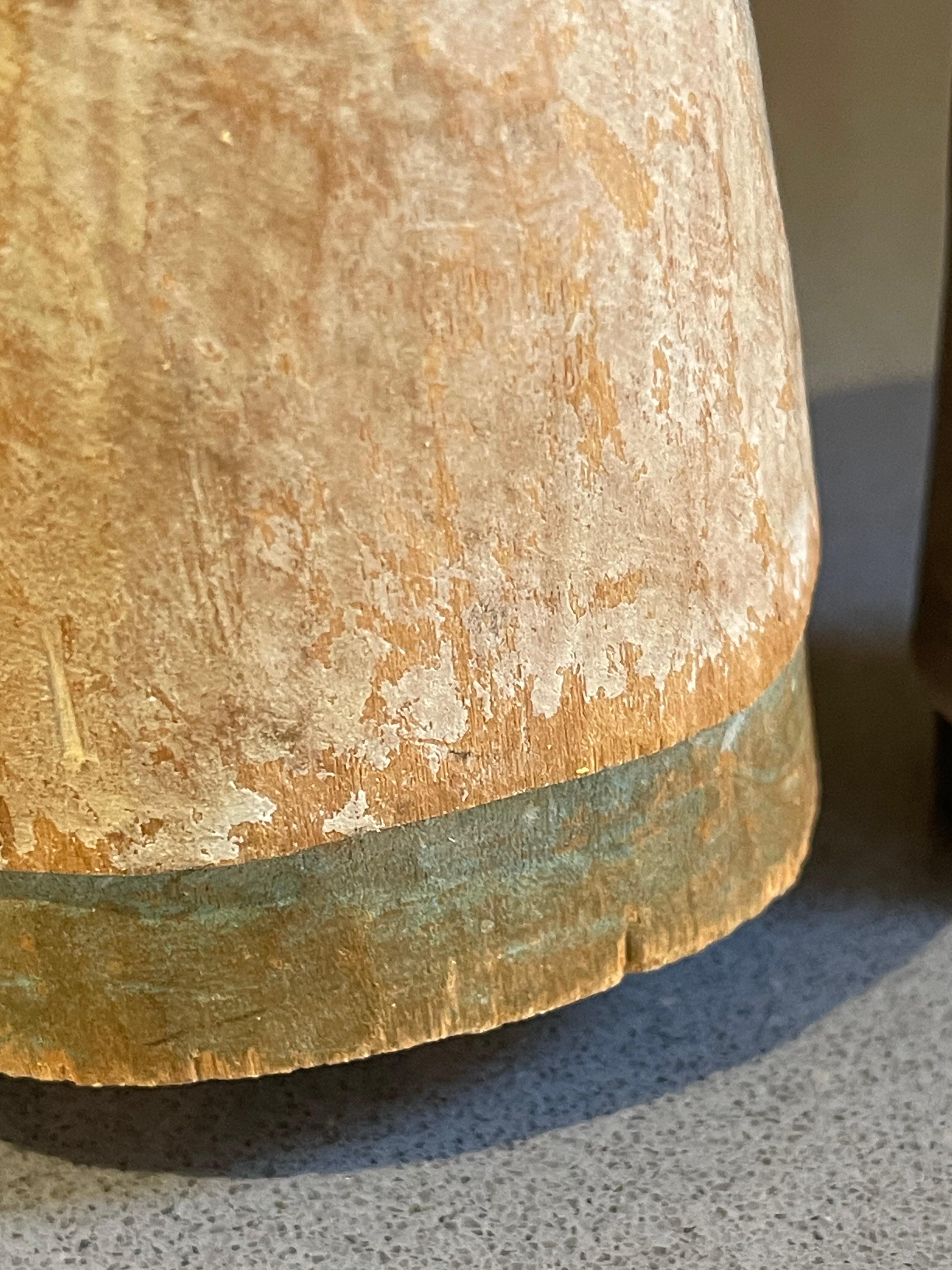 Carving Holzskulpturen Ein Satz von 2 antiken dekorativen Figuren von Mann und Frau (Keramik) im Angebot