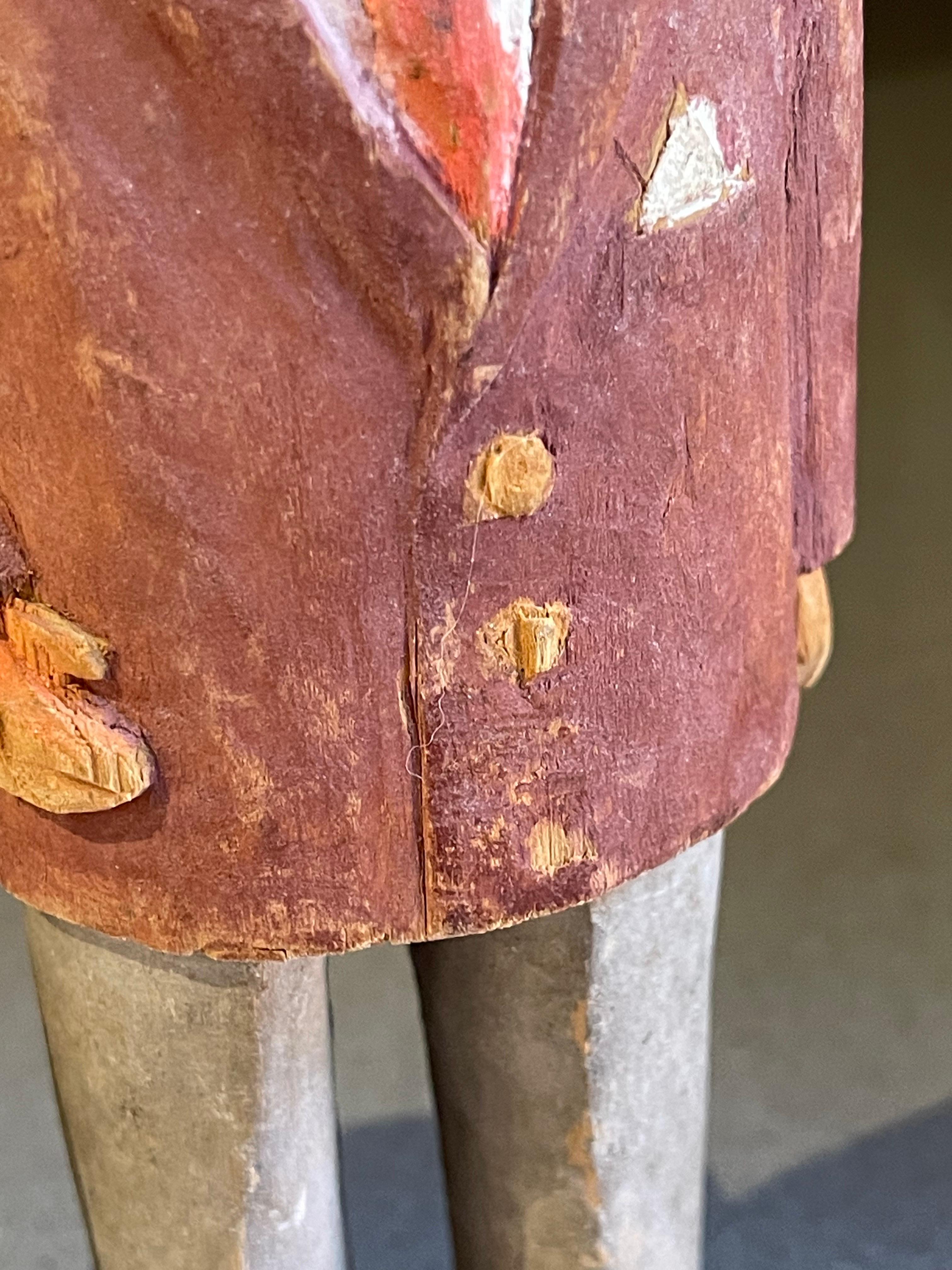 Carving Holzskulpturen Ein Satz von 2 antiken dekorativen Figuren von Mann und Frau im Angebot 1