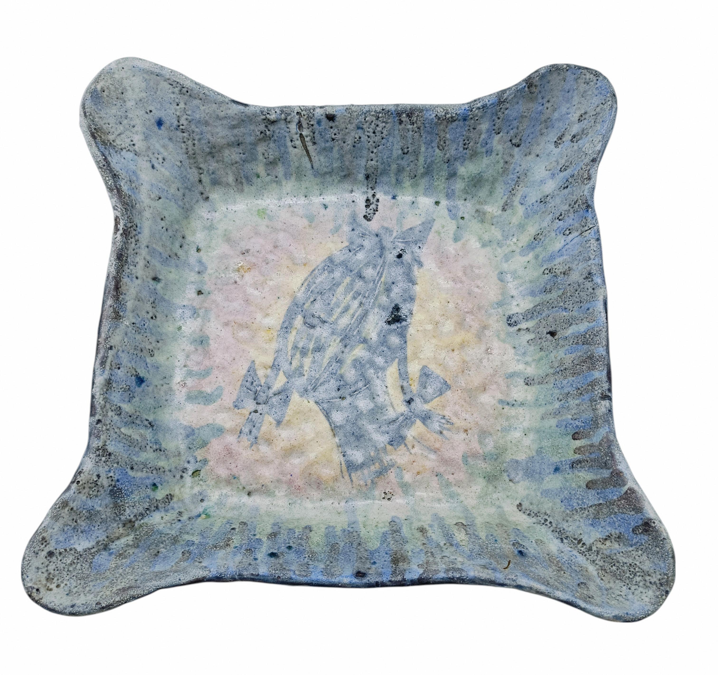 Centrotavola in ceramica artistica della manifattura C.A.S. Vietri, caratterizzato da una forma libera e organica, con bordi sagomati che si incurvano verso l'esterno.Il decoro interno e' una figura di animale stilizzato, i colori sono tenui e