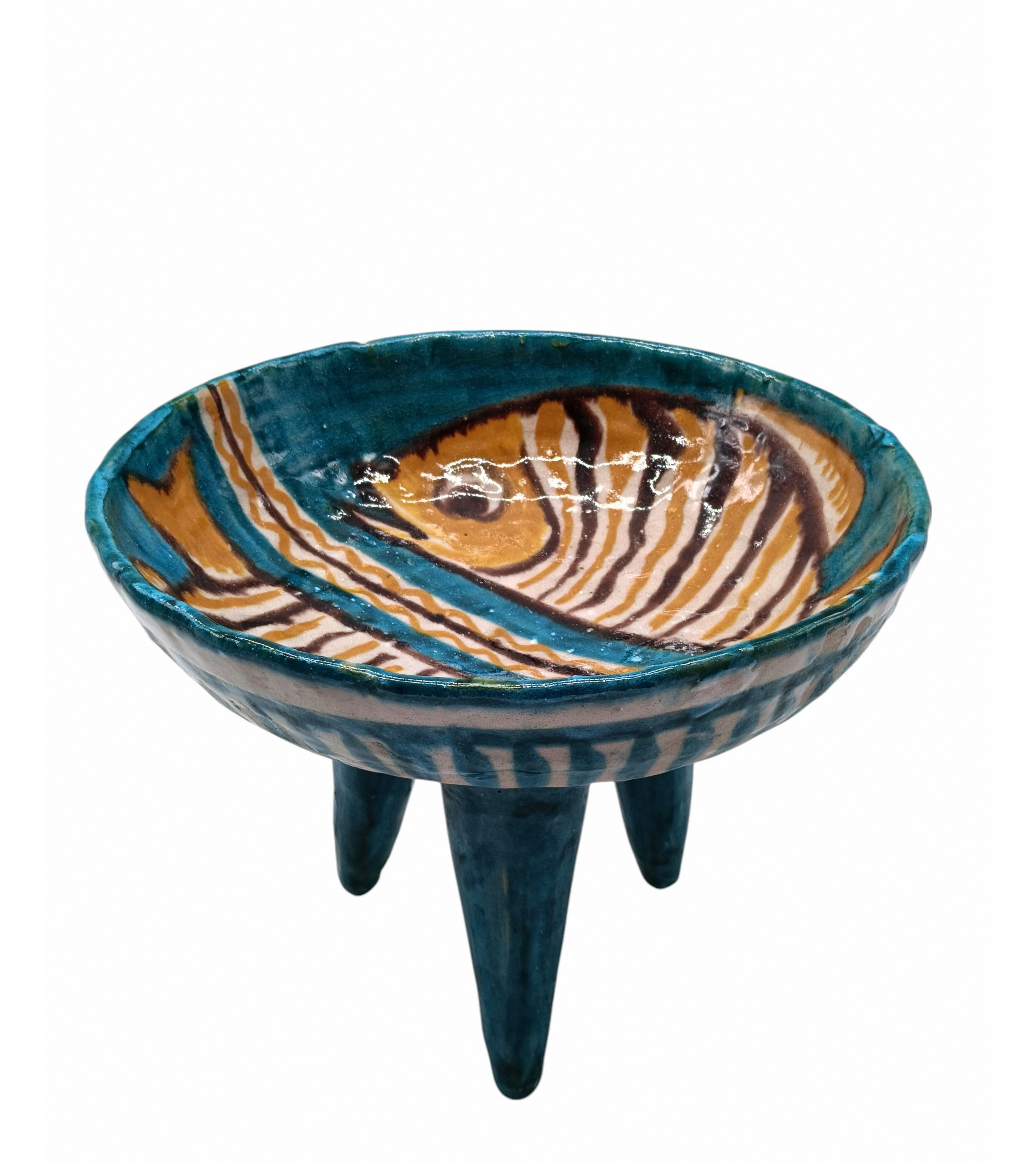 Affascinante alzatina in ceramica artigianale realizzata dalla storica manifattura C.A.S. Vietri, rinomata per la qualità e l’estro delle sue produzioni vietresi. La superficie interna e' decorata a mano , dove spiccano figure di pesci dai colori