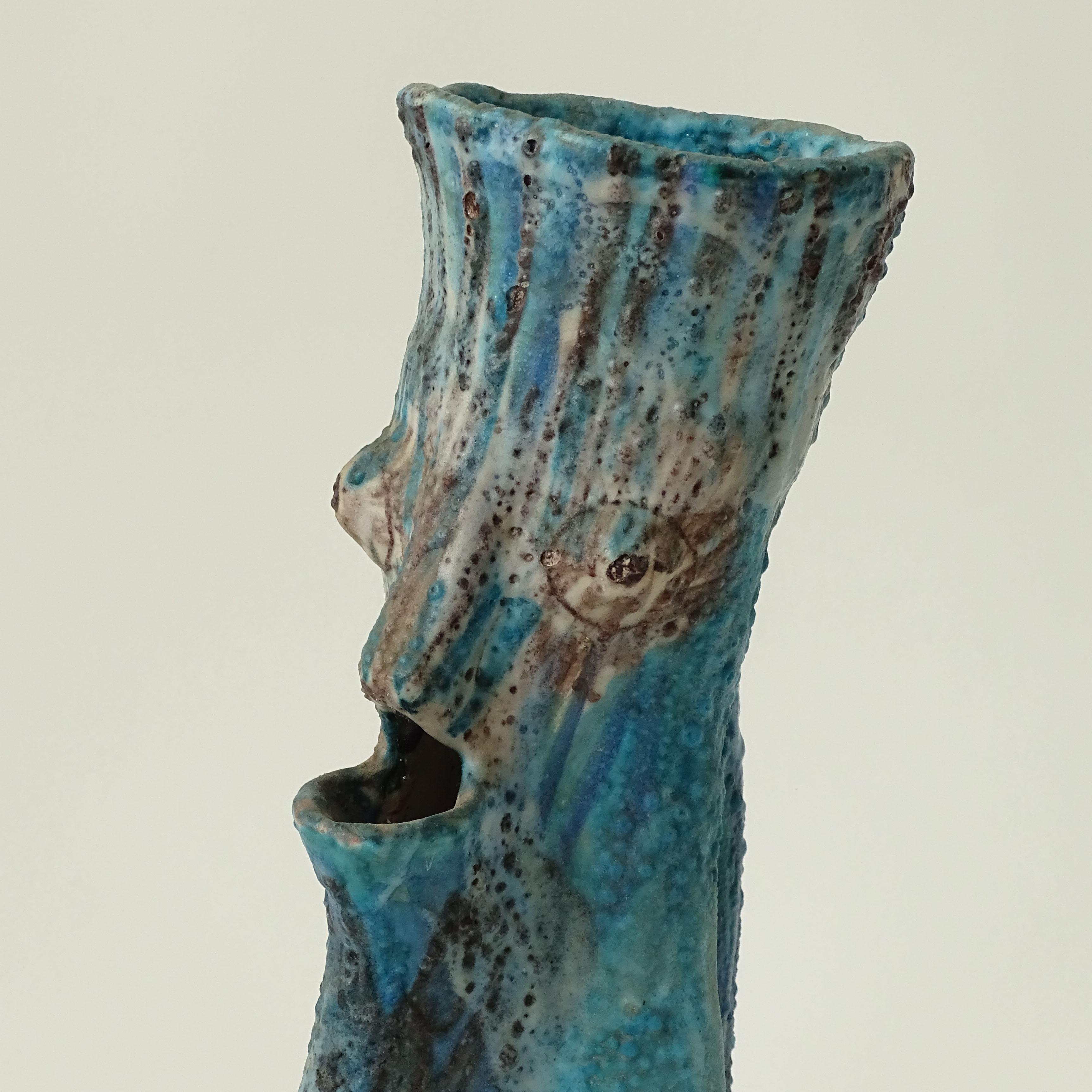 Groteske figurale Vase in Krugform.
Ceramiche Artistiche Solimene, Vietri,
Steingut, türkisblau und lila auf weiß glasiert.
Gezeichnet: C.A.S. VIETRI ITALY.
