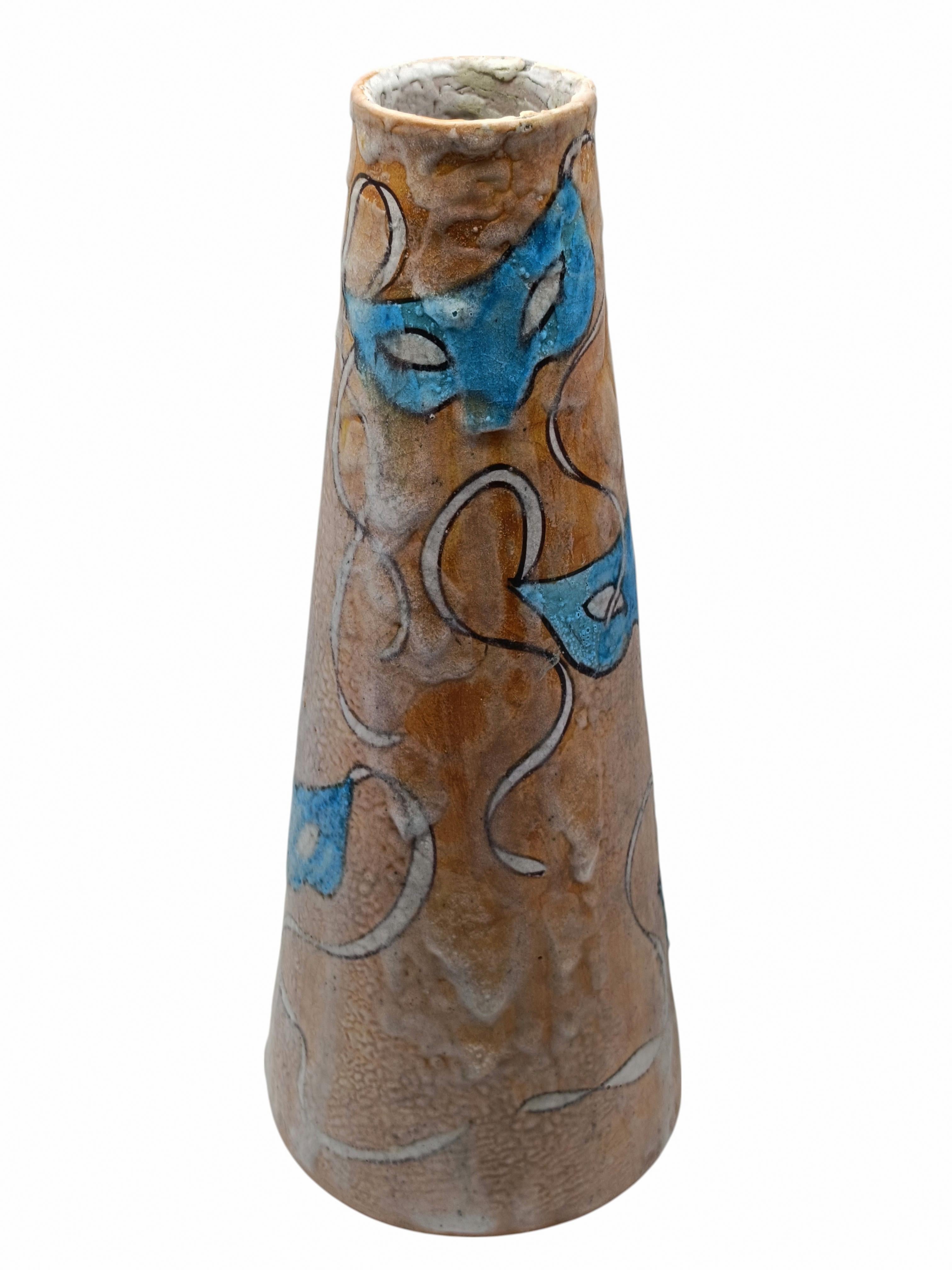 Elegante vaso in ceramica artigianale prodotto da C.A.S. Vietri, rinomata manifattura campana nota per la tradizione ceramica vietrese. Il vaso presenta una vivace decorazione in blu con motivi teatrali stilizzati ispirati alla tradizione