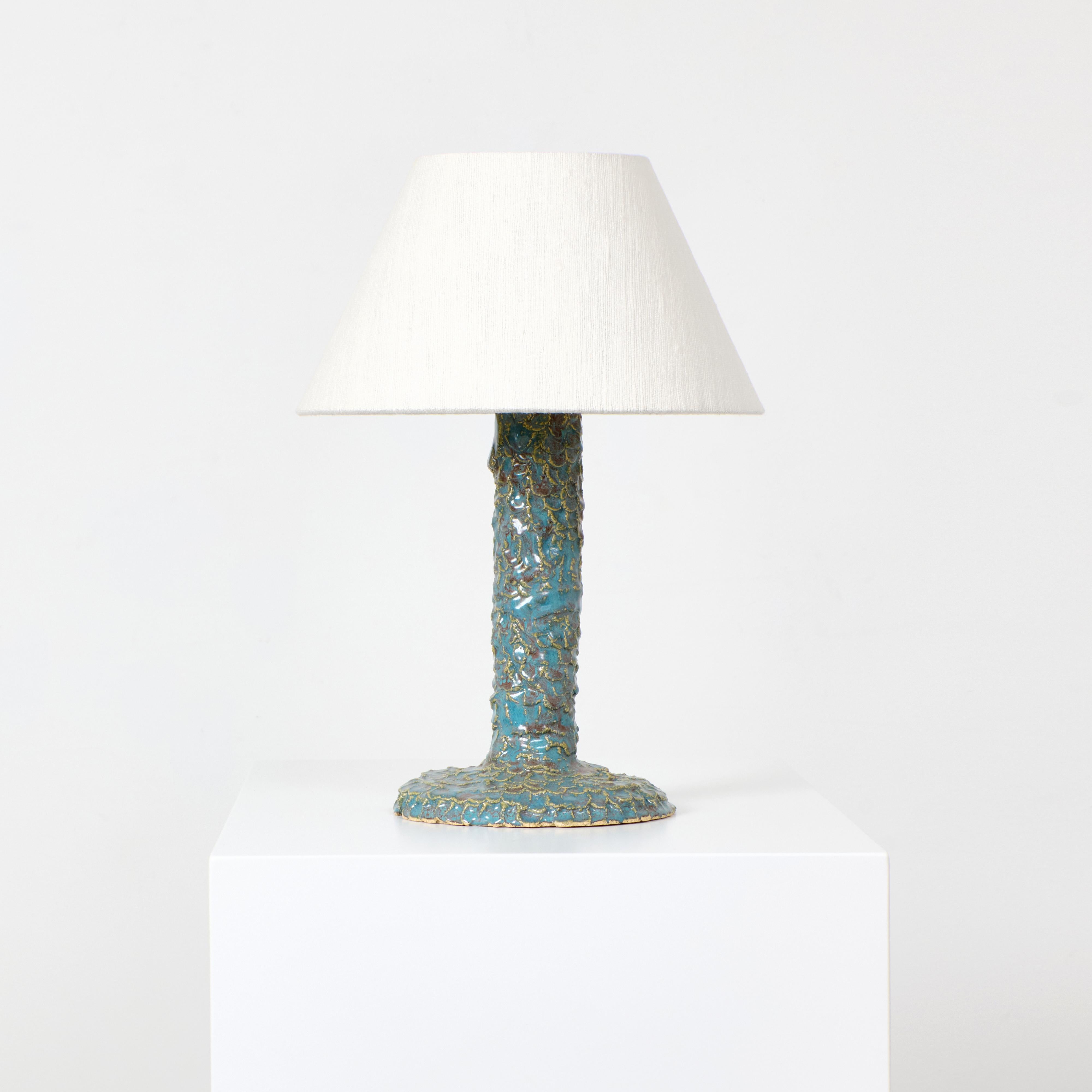 CASA BEDSIDE LIGHT, conçu en 2023.

Lampe artisanale en céramique avec finition texturée, fabriquée dans l'atelier de céramique de Project 213A.
Chaque pièce est unique en raison de sa nature artisanale, les formes et les teintes de la base en