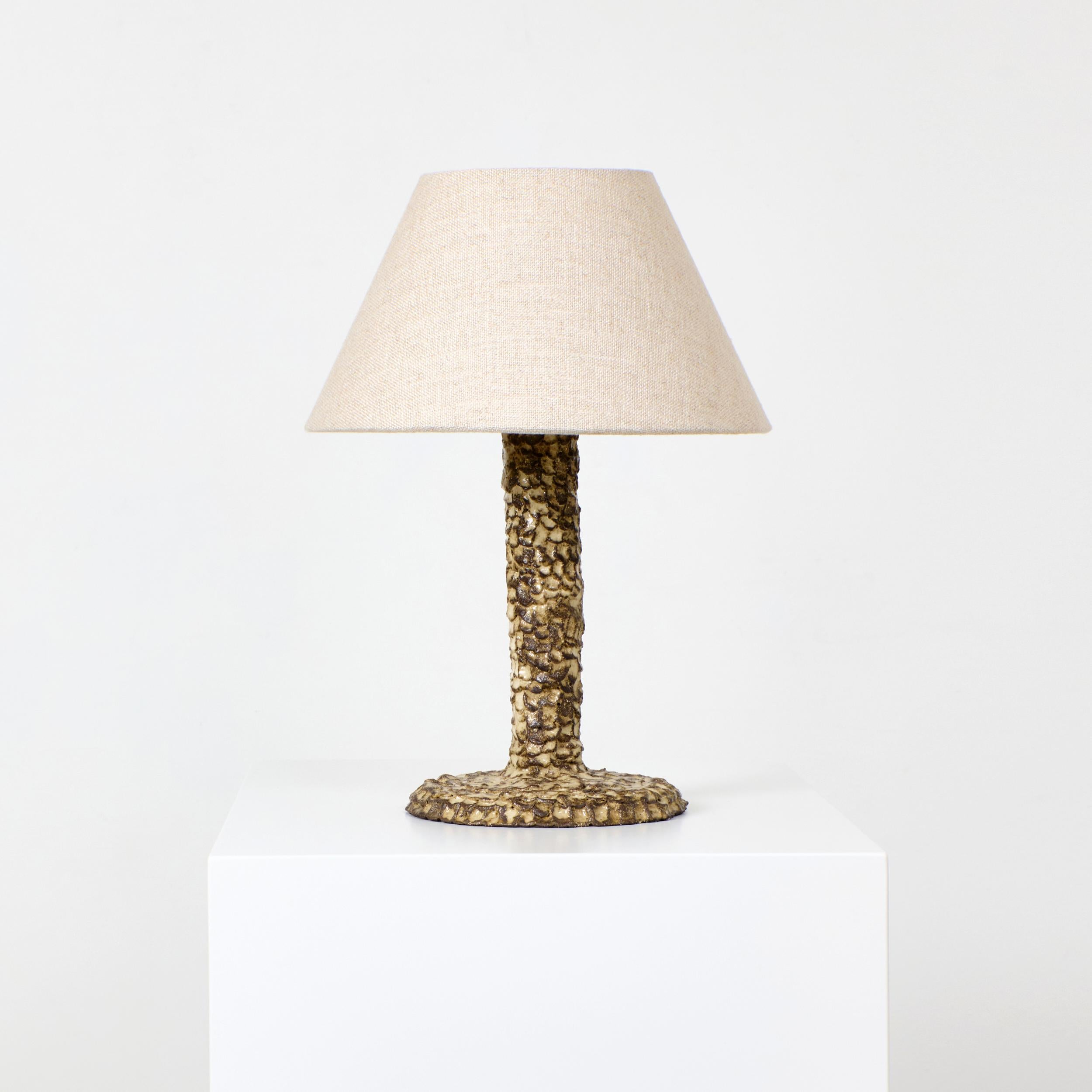 CASA BEDSIDE LIGHT, conçu en 2023.

Lampe artisanale en céramique avec finition texturée, fabriquée dans l'atelier de céramique de Project 213A.
Chaque pièce est unique en raison de sa nature artisanale, les formes et les teintes de la base en