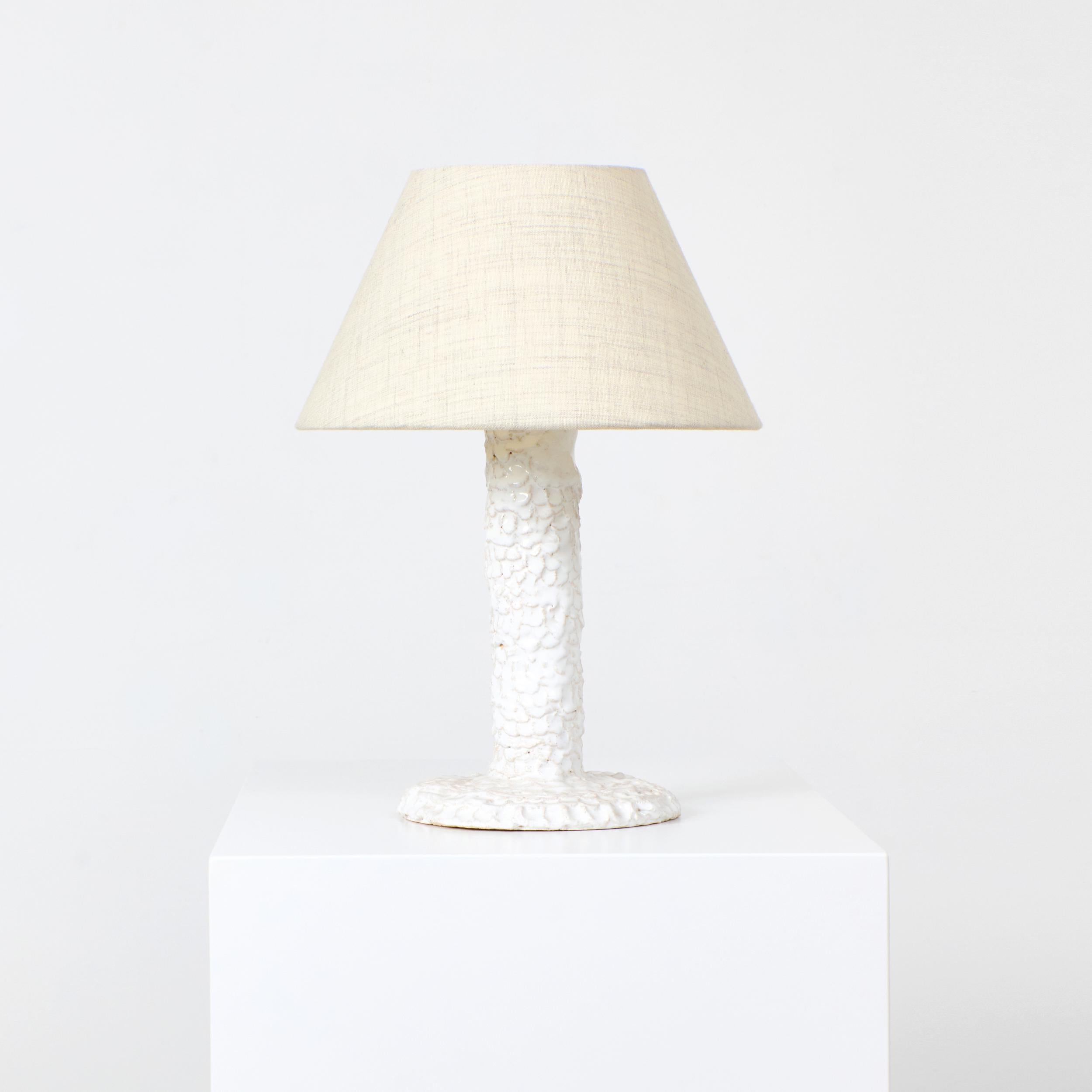 CASA BEDSIDE LIGHT, conçu en 2023.

Lampe artisanale en céramique avec finition texturée, fabriquée dans l'atelier de céramique de Project 213A.
Chaque pièce est unique en raison de sa nature artisanale, les formes et les teintes de la base en
