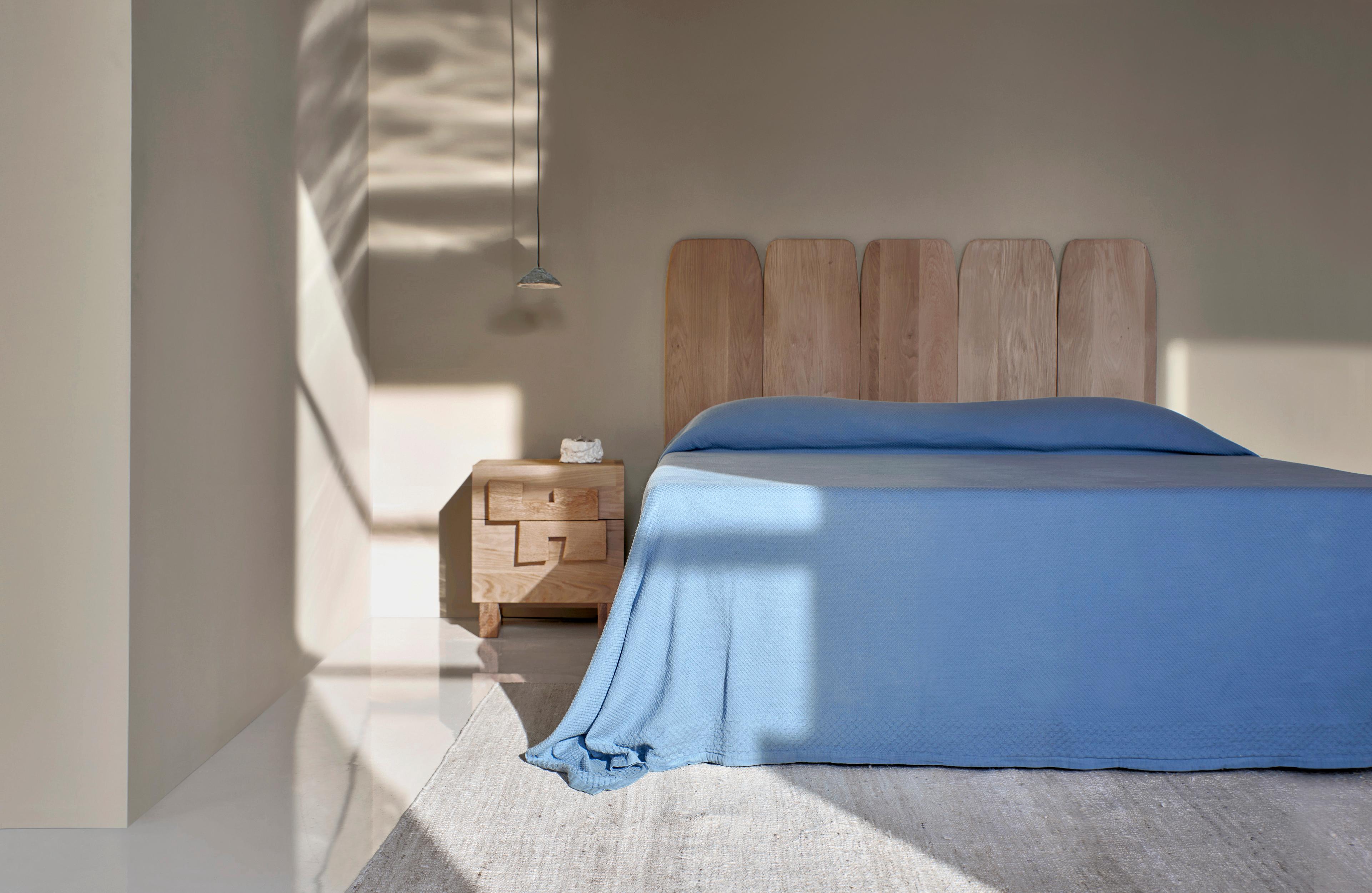 Table de chevet Douro
Conçu par le project 213A en 2023

Fabriqué à la main par des artisans qualifiés en chêne massif. La table de chevet comporte deux tiroirs avec des poignées et des pieds décorés d'une texture sculptée à la main. 

Dimensions