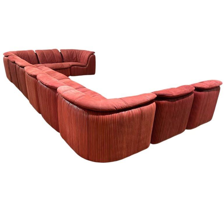 Canapé modulaire Casa Bella en cuir et daim plissé, 1983.
Les documents d'origine sont inclus.

Dimensions telles qu'indiquées sur la photo 29