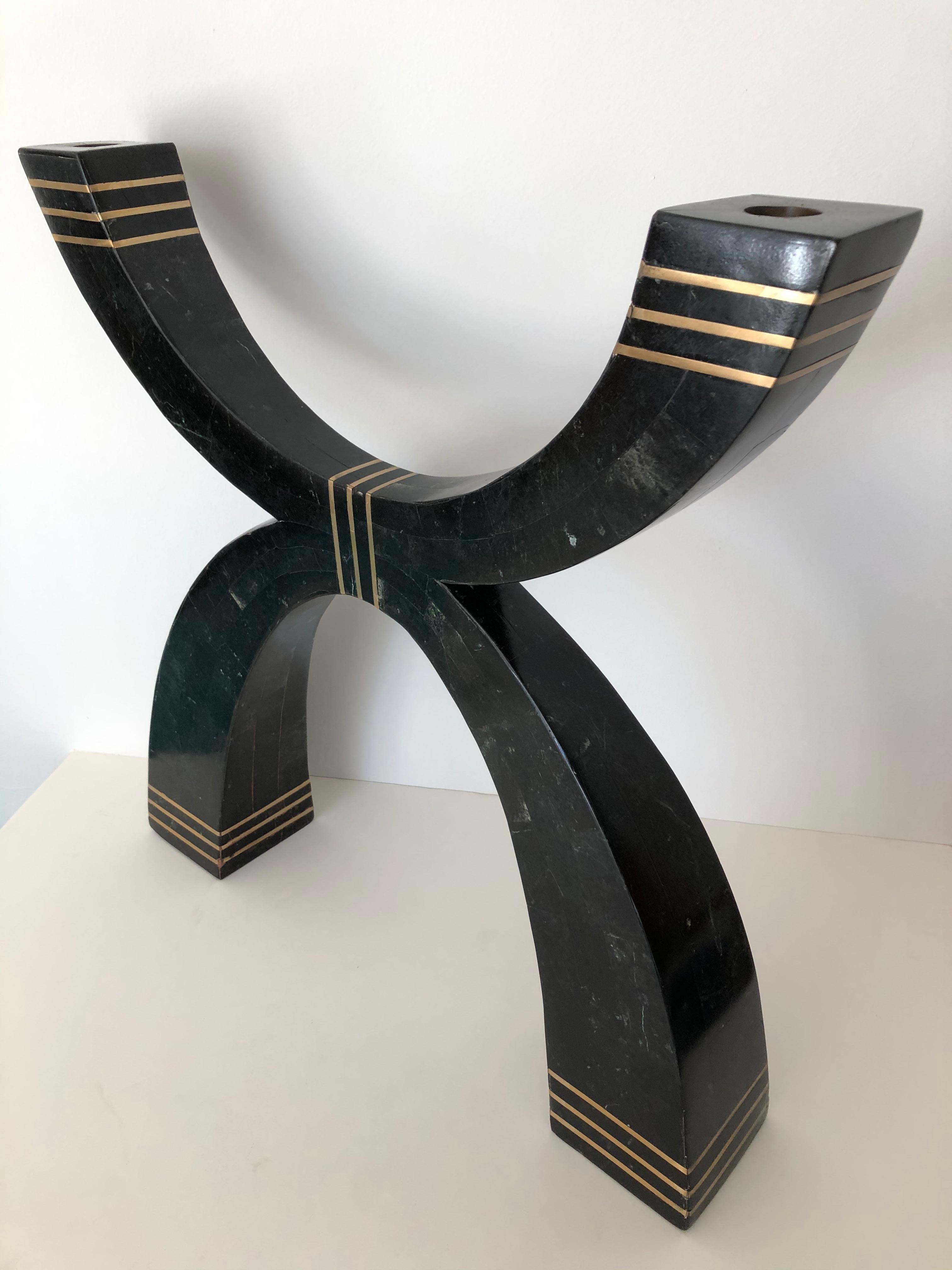 Americano Casa Bique Candelabro intarsiato in bronzo con pietra fossile di grandi dimensioni in vendita