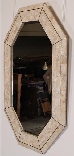 Espejo octogonal teselado de coral y latón Casa Bique, años 80