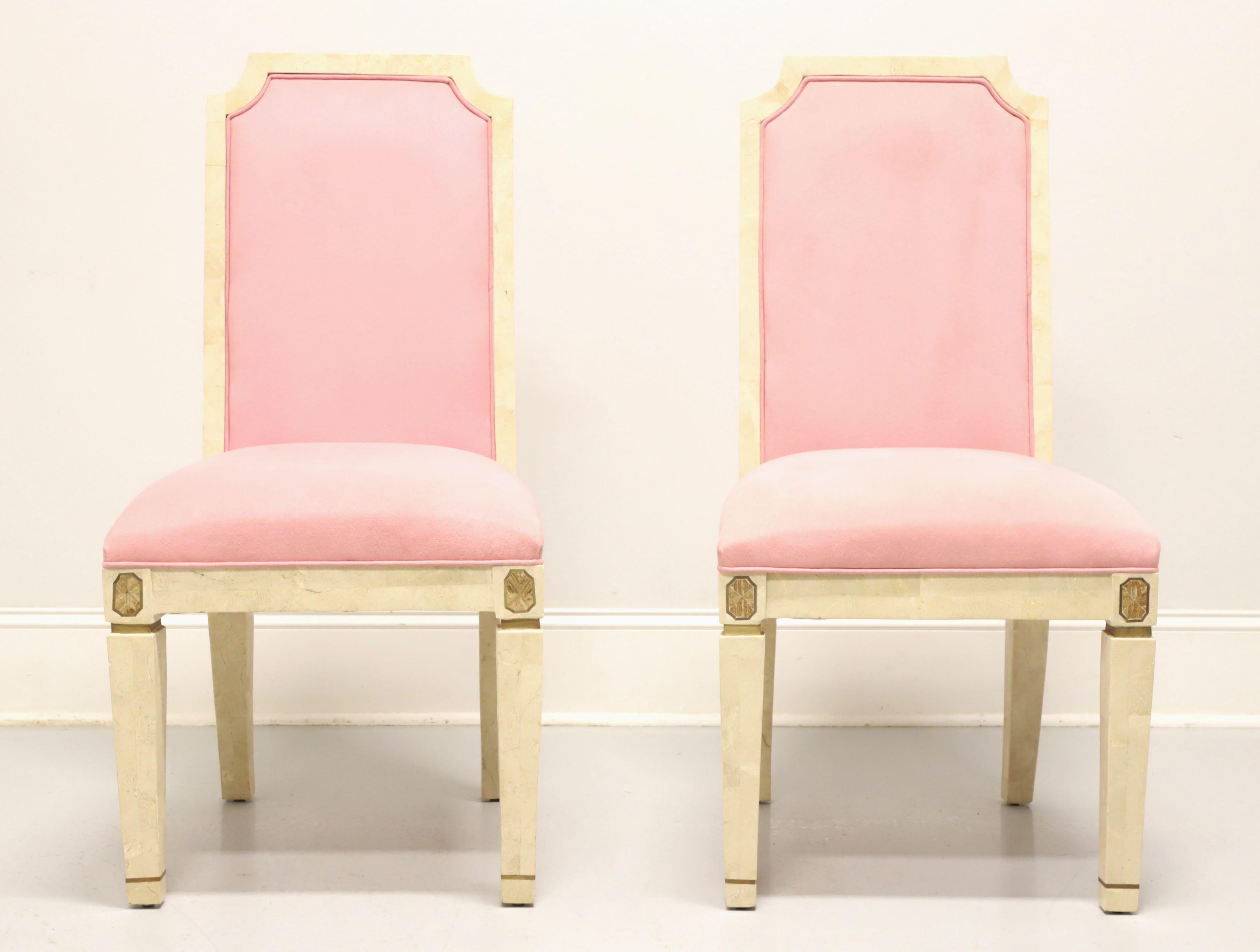 CASA BIQUE Weiße neoklassizistische Beistellstühle aus Mosaikmarmor - Paar (Neoklassisch) im Angebot