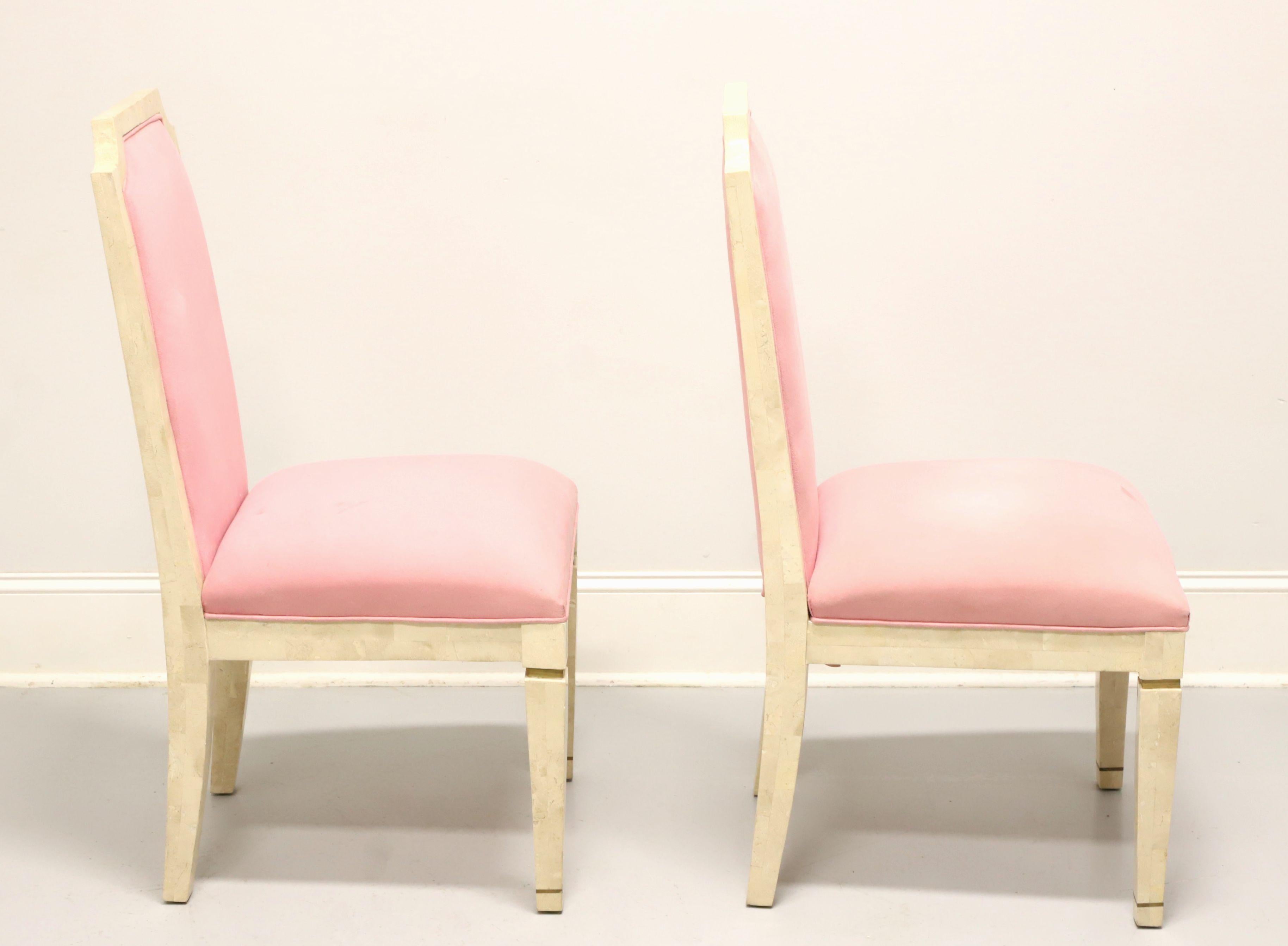 CASA BIQUE Weiße neoklassizistische Beistellstühle aus Mosaikmarmor - Paar (amerikanisch) im Angebot
