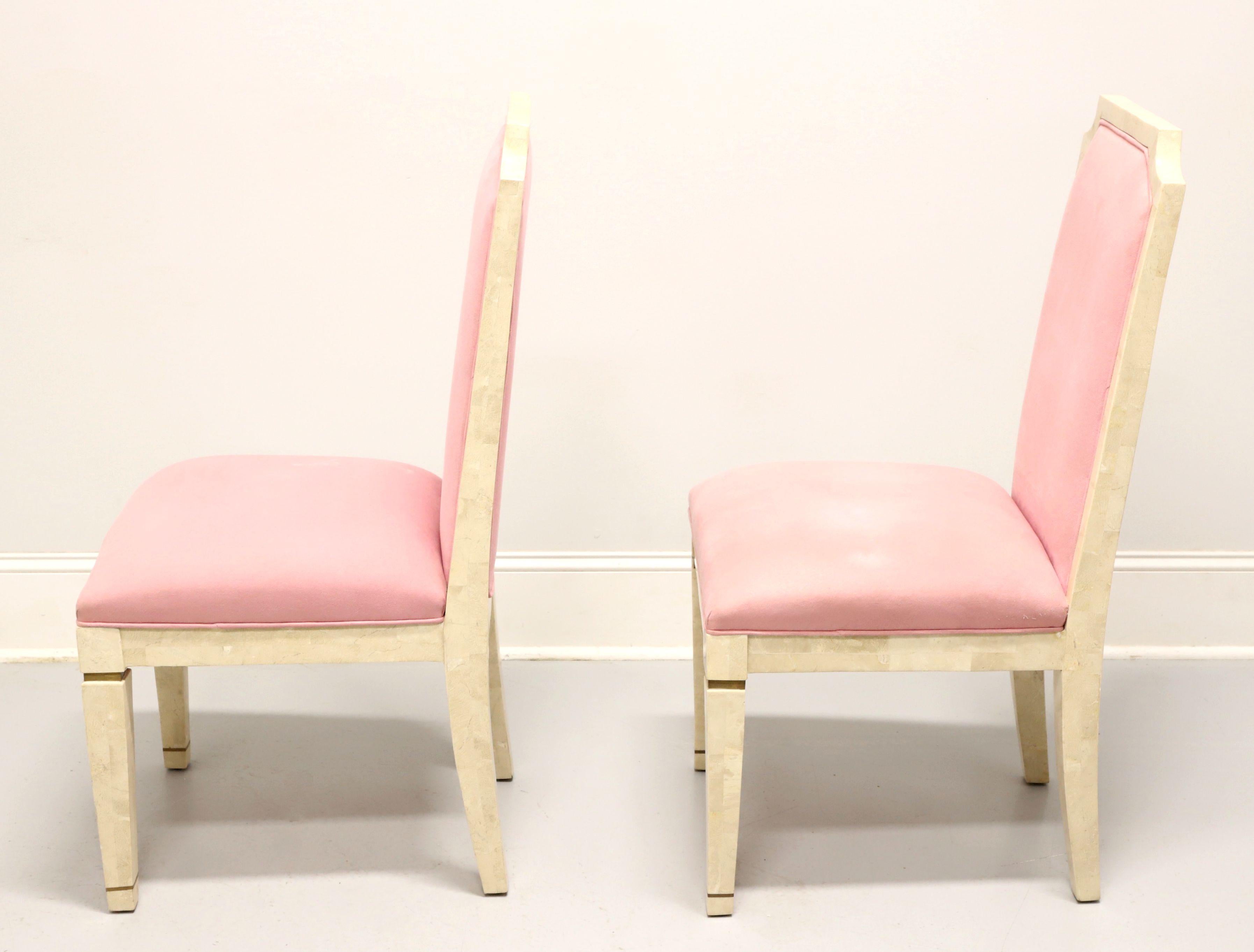 CASA BIQUE Weiße neoklassizistische Beistellstühle aus Mosaikmarmor - Paar (20. Jahrhundert) im Angebot
