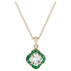 Casa Blanca Collar Colgante de Topacio Blanco Tallado en Lirio y Esmeralda en Oro Amarillo de 14K