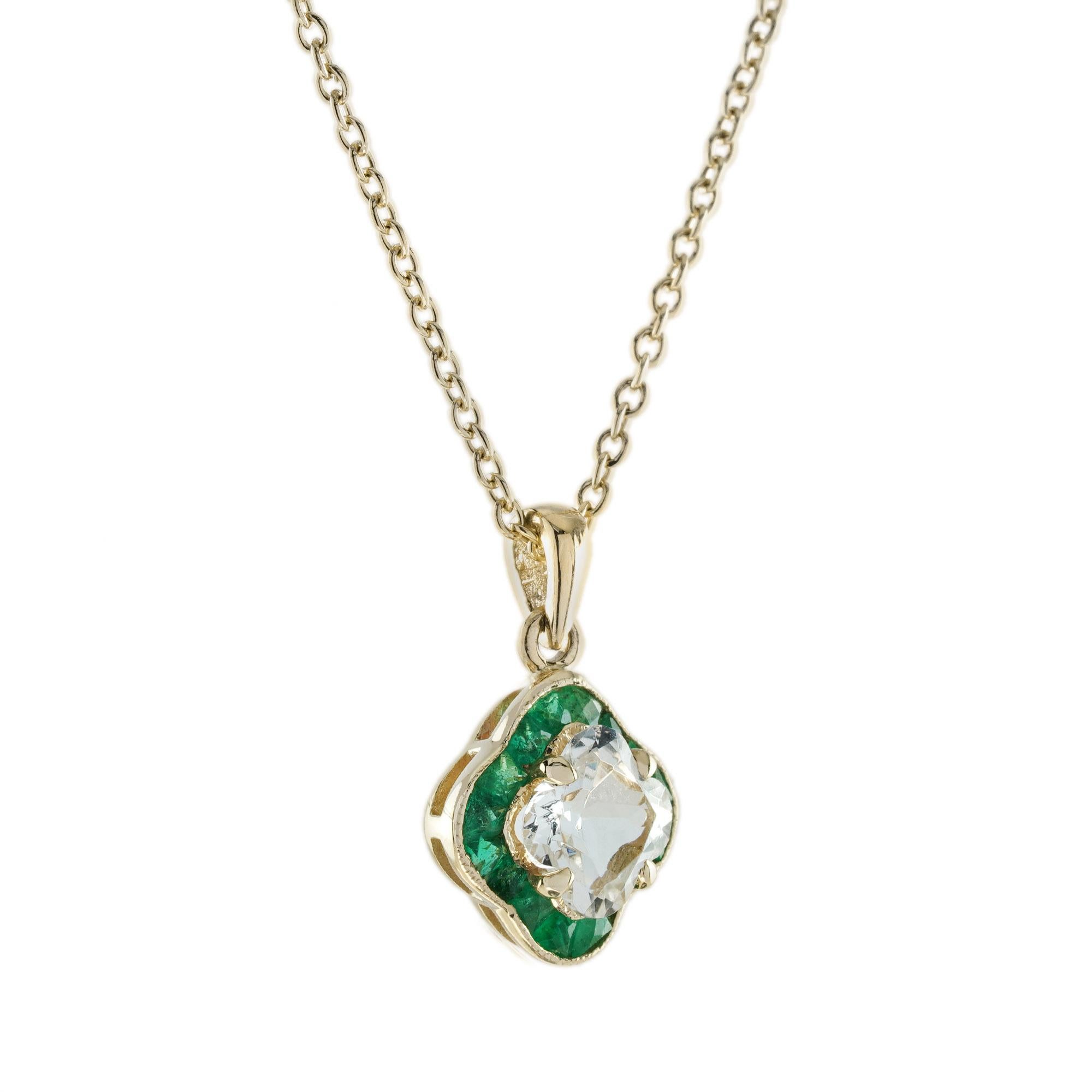 Sofisticata e di classe, questa collana con ciondolo è ispirata alla bellezza del fiore di giglio della Casa Blanca. La pietra centrale di topazio bianco taglio giglio brillante rappresenta la gioia e la vita, circondata da smeraldi taglio francese,