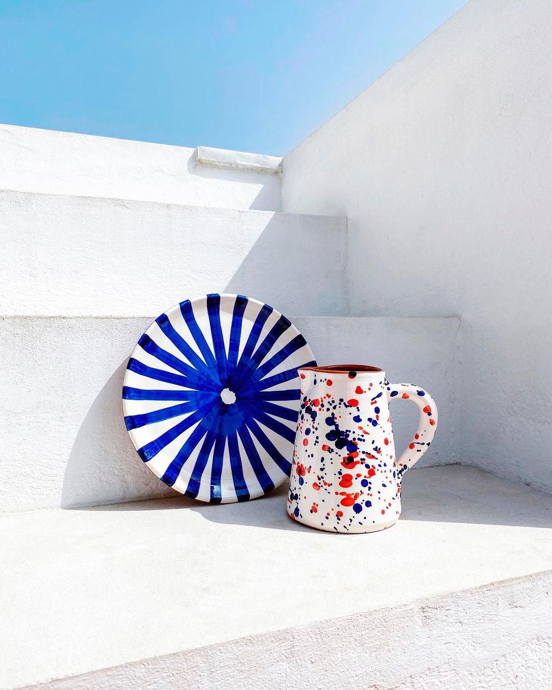 Casa Cubista Blau gestreifte Terrakotta-Essteller mit Ray-Streifen (Rustikal) im Angebot