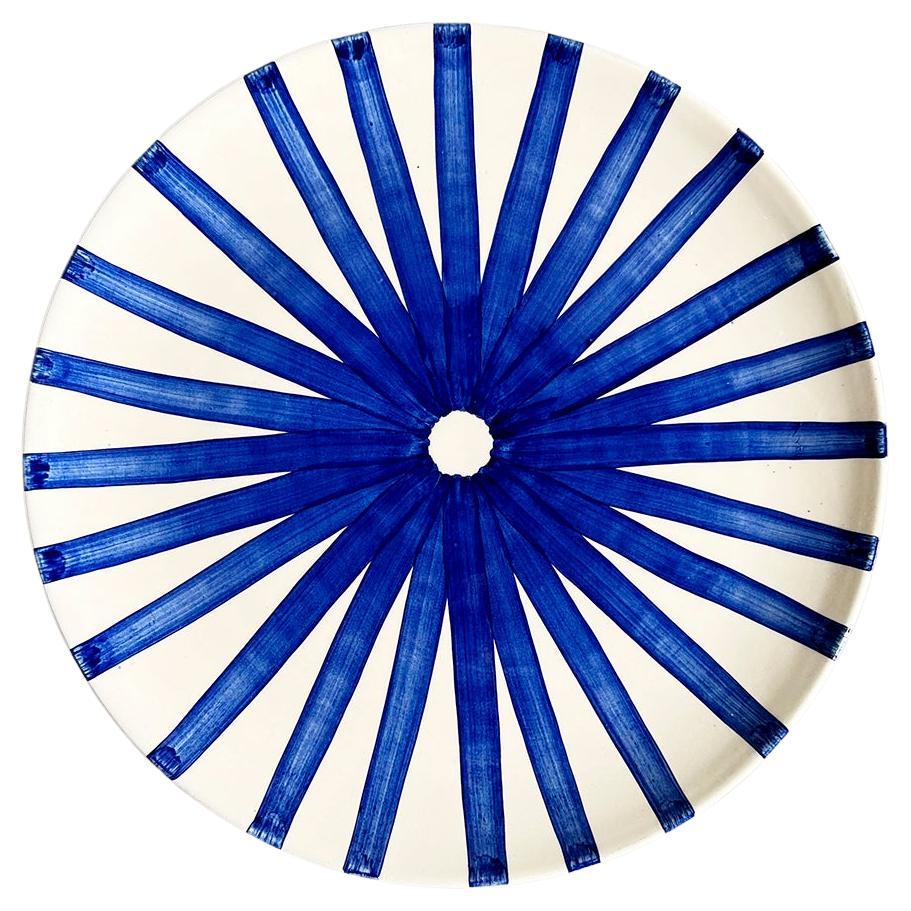 Casa Cubista Blau gestreifte Terrakotta-Essteller mit Ray-Streifen im Angebot