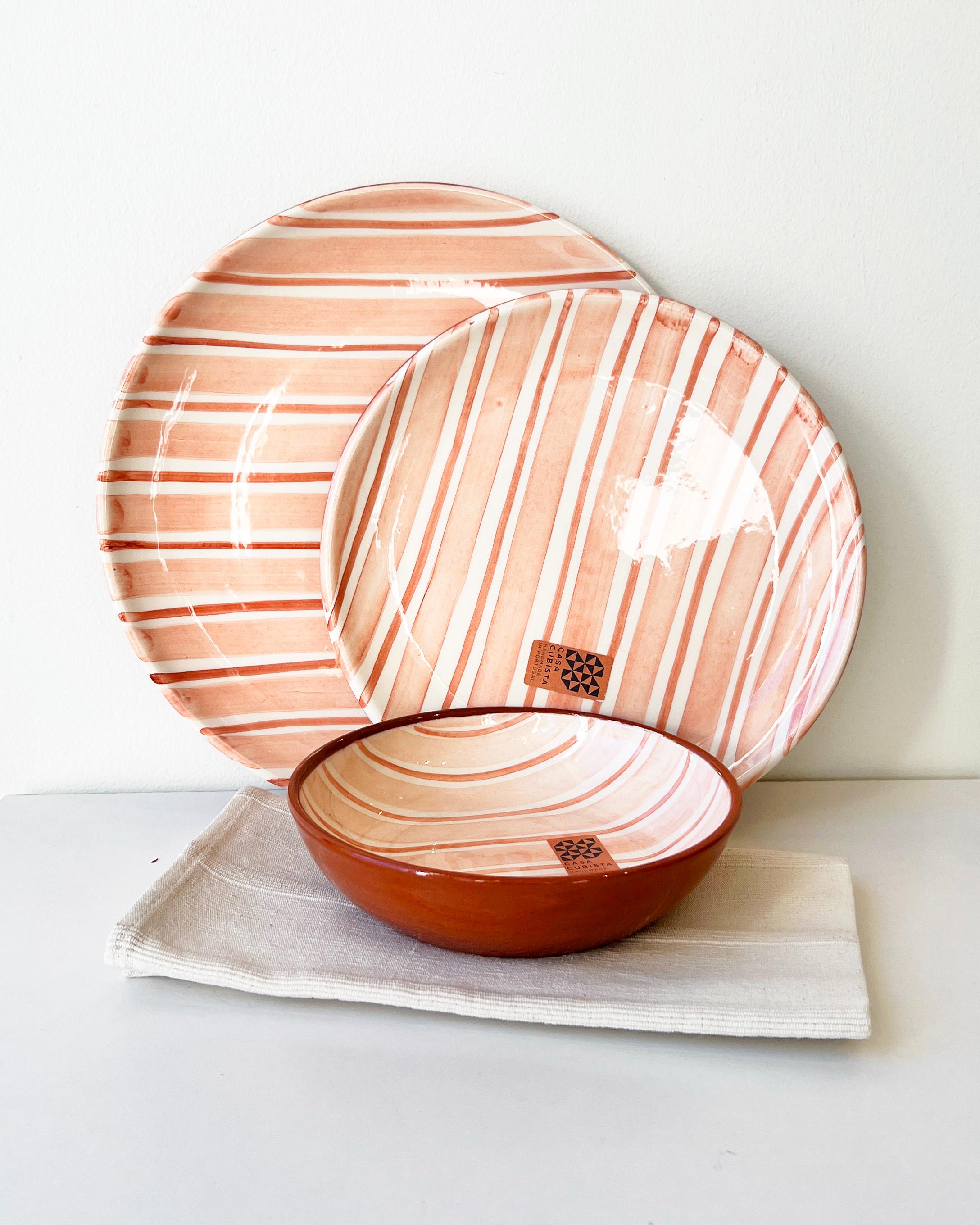 Dieses luxuriöse Terrakotta-Geschirr wird in Handarbeit aus Keramik mit fair gehandelten und lokal bezogenen Materialien aus Europa hergestellt. Jedes Stück wird mit viel Liebe zum Detail gefertigt, um eine hohe Qualität und ein rustikales Aussehen