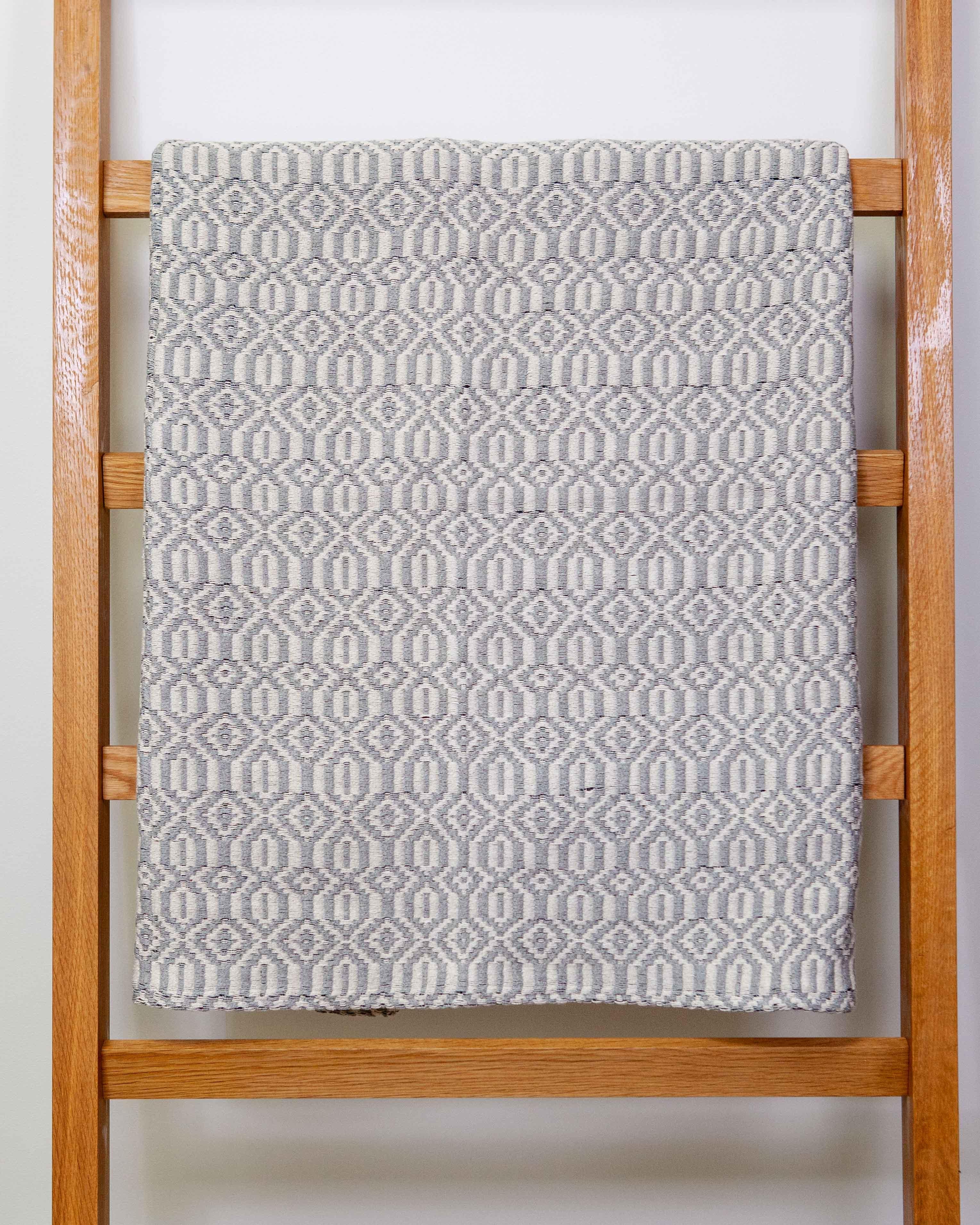 Casa Cubista Gray & White Cotton Handmade Geometric Tapestry Blanket In New Condition For Sale In West Hollywood, CA