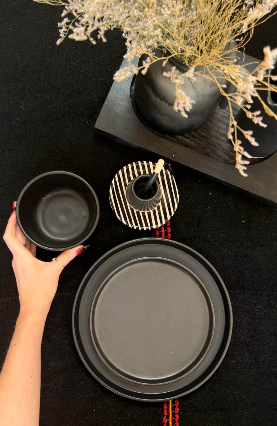 Elegant black bowls with a minimalist design

This soup bowl combines modern design with artisanal craftsmanship. Perfect for anyone who loves to throw a dinner party or just wants to match a black kitchen decor. These plates and bowls are handmade