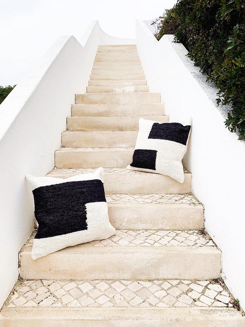 Ein geometrisch strukturiertes Kissen für Ihre Couch oder Ihr Bett. Dieses schwarz-cremefarbene Baumwollkissen ist aus handgewebter Baumwolle gefertigt und eignet sich perfekt für einen stark frequentierten Bereich wie die Wohnzimmercouch. Legen Sie