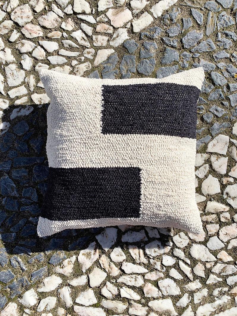 Casa Cubista Handgewebtes schwarzes und weißes Maze-Überwurfkissen aus Baumwolle, auf Lager im Zustand „Neu“ im Angebot in West Hollywood, CA