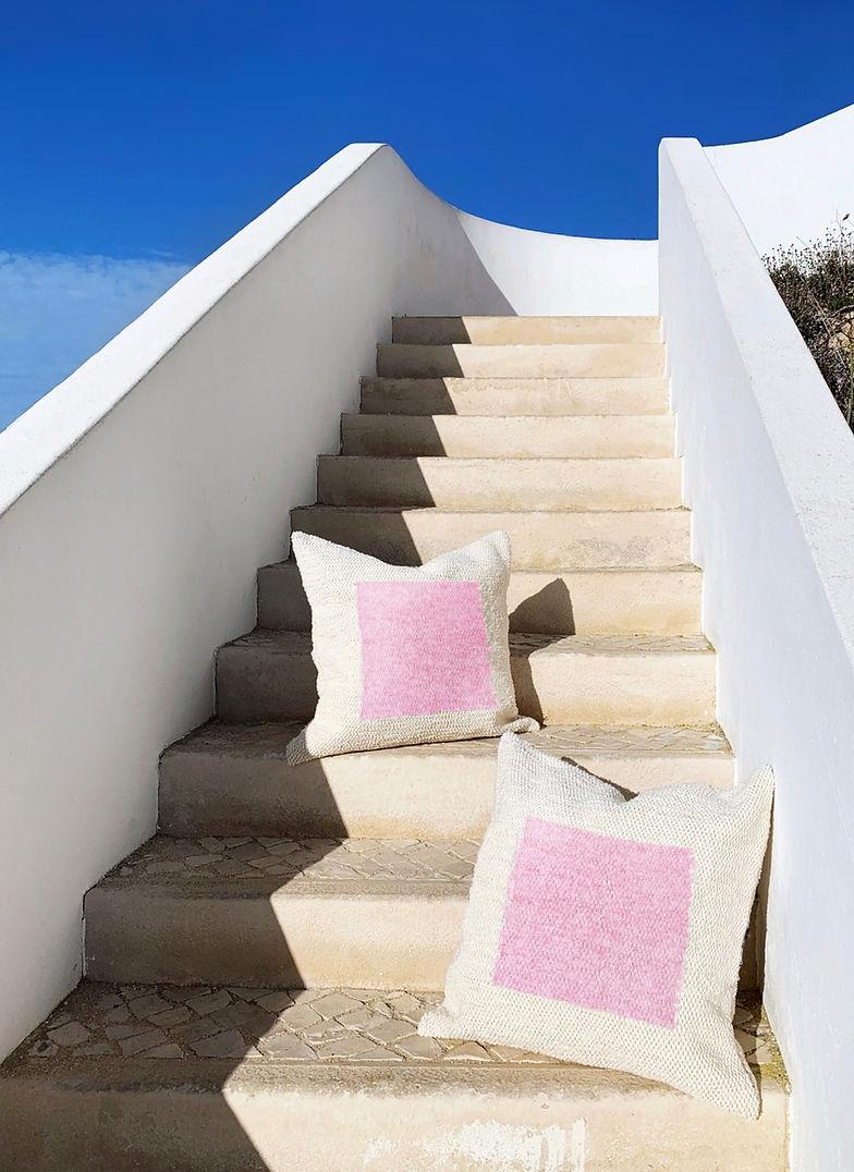 Un coussin géométrique texturé pour votre canapé ou votre lit. Ce coussin jeté en coton rose et crème est fabriqué à partir de ce coton tissé à la main et est parfait pour une zone à fort trafic comme le canapé du salon. La housse de l'oreiller est