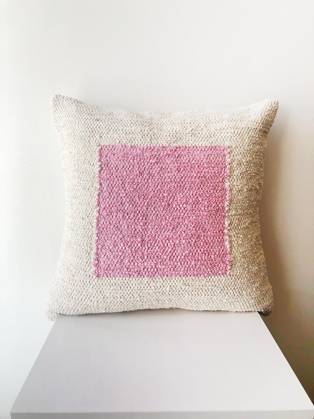 Casa Cubista, handgewebtes rosafarbenes quadratisches Überwurfkissen aus Baumwolle, auf Lager (Portugiesisch) im Angebot