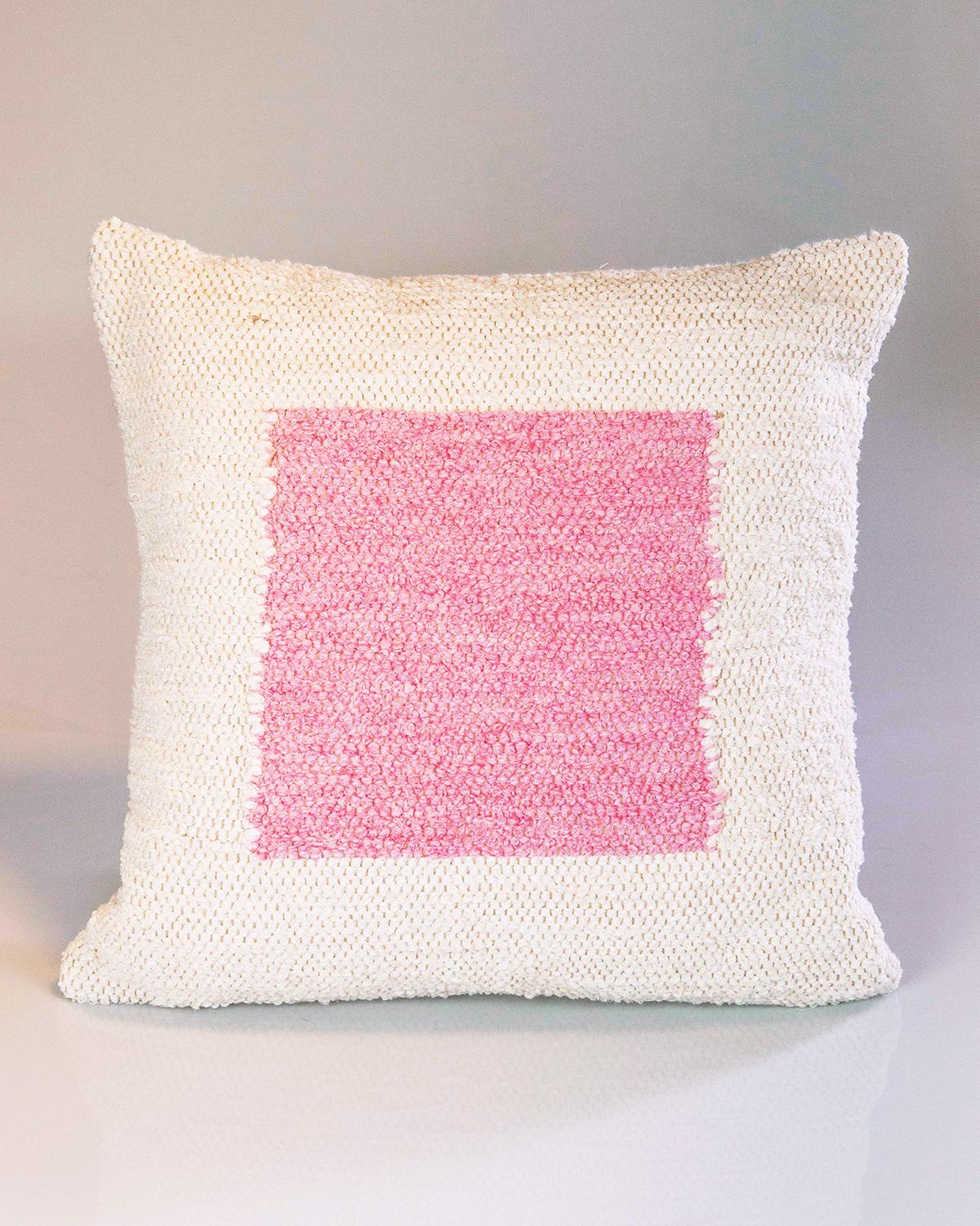 Casa Cubista, handgewebtes rosafarbenes quadratisches Überwurfkissen aus Baumwolle, auf Lager (Handgewebt) im Angebot