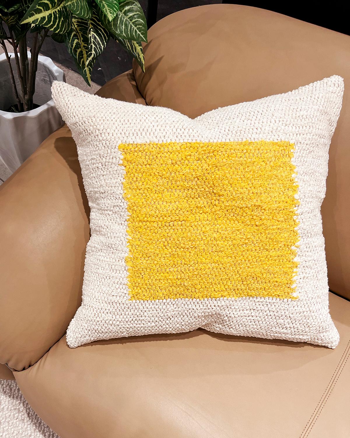 Casa Cubista, handgewebtes gelbes, quadratisches Überwurfkissen aus Baumwolle, auf Lager (Organische Moderne) im Angebot