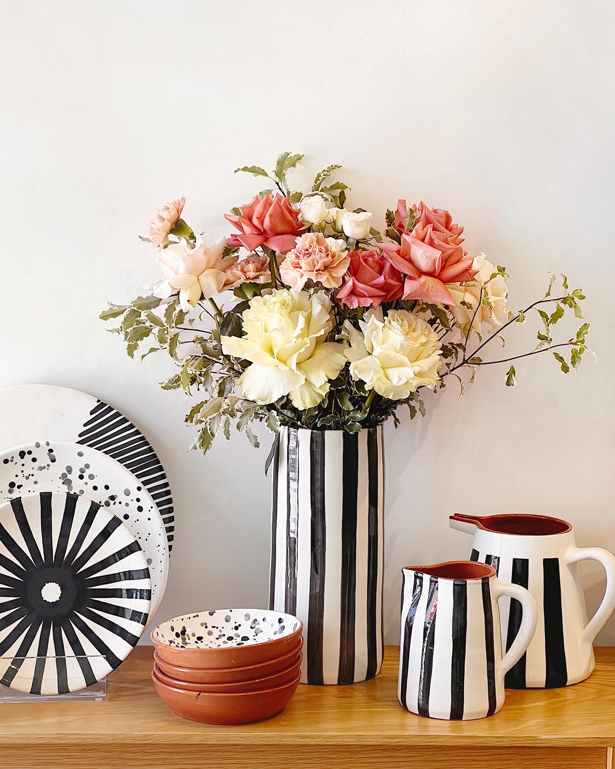 Un vase unique pour embellir votre intérieur. Ce vase Casa Cubista est une pièce artisanale de décoration intérieure fabriquée en terre cuite avec des rayures audacieuses noires et blanches. Fabriqué à la main en Europe, ce vase issu du commerce