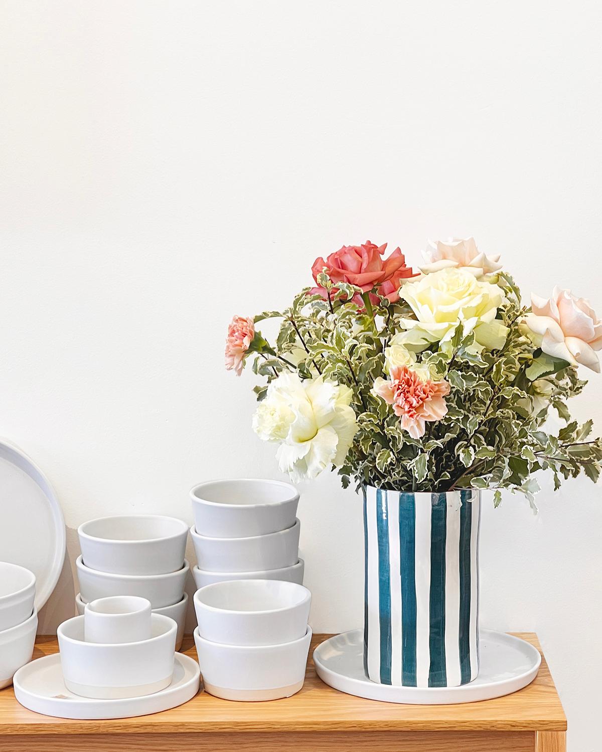 Moderne Casa Cubista, vase à rayures audacieuses de taille moyenne en sarcelle et blanc en vente