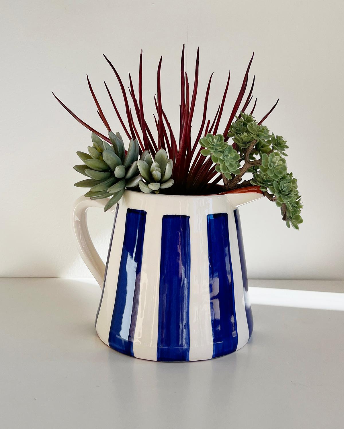 Dieser wunderschöne gestreifte Terrakotta-Krug ist das perfekte Gefäß für Ihre nächste Dinnerparty. Dieser Krug eignet sich hervorragend als Blumenvase oder als Festtags- oder Hochzeitsgeschenk und kann alles von Zweigen über Blumen bis hin zu