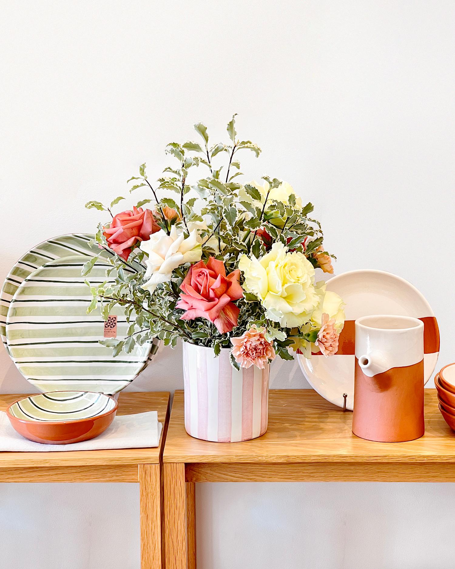 Un vase unique pour embellir votre intérieur
Ce vase Casa Cubista est une pièce de décoration intérieure artisanale en terre cuite avec des rayures audacieuses, blanches et grises. Fabriqué à la main en Europe, ce vase issu du commerce équitable et