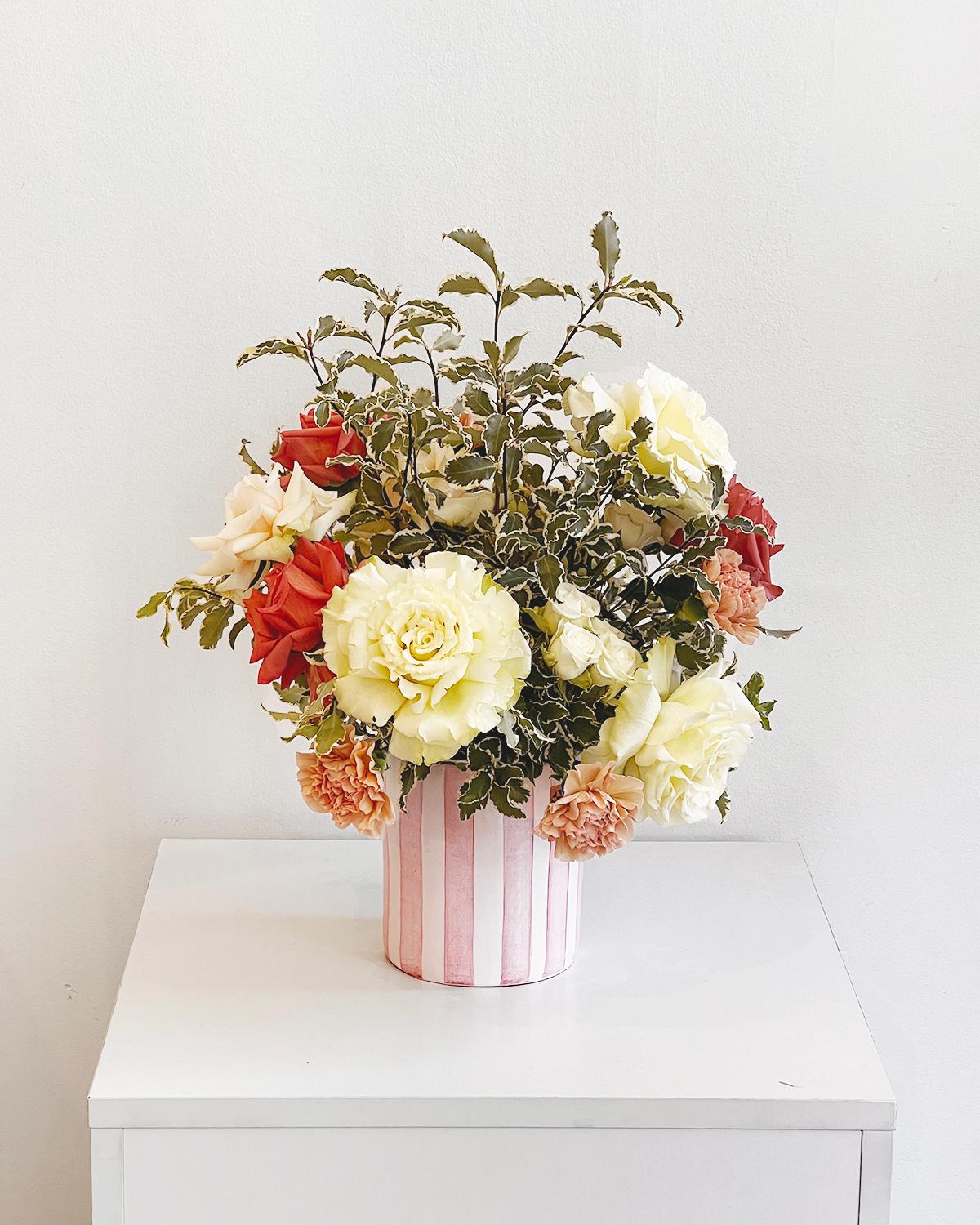 Organique Casa Cubista, petit vase à rayures audacieuses fait à la main en rose mauve en vente