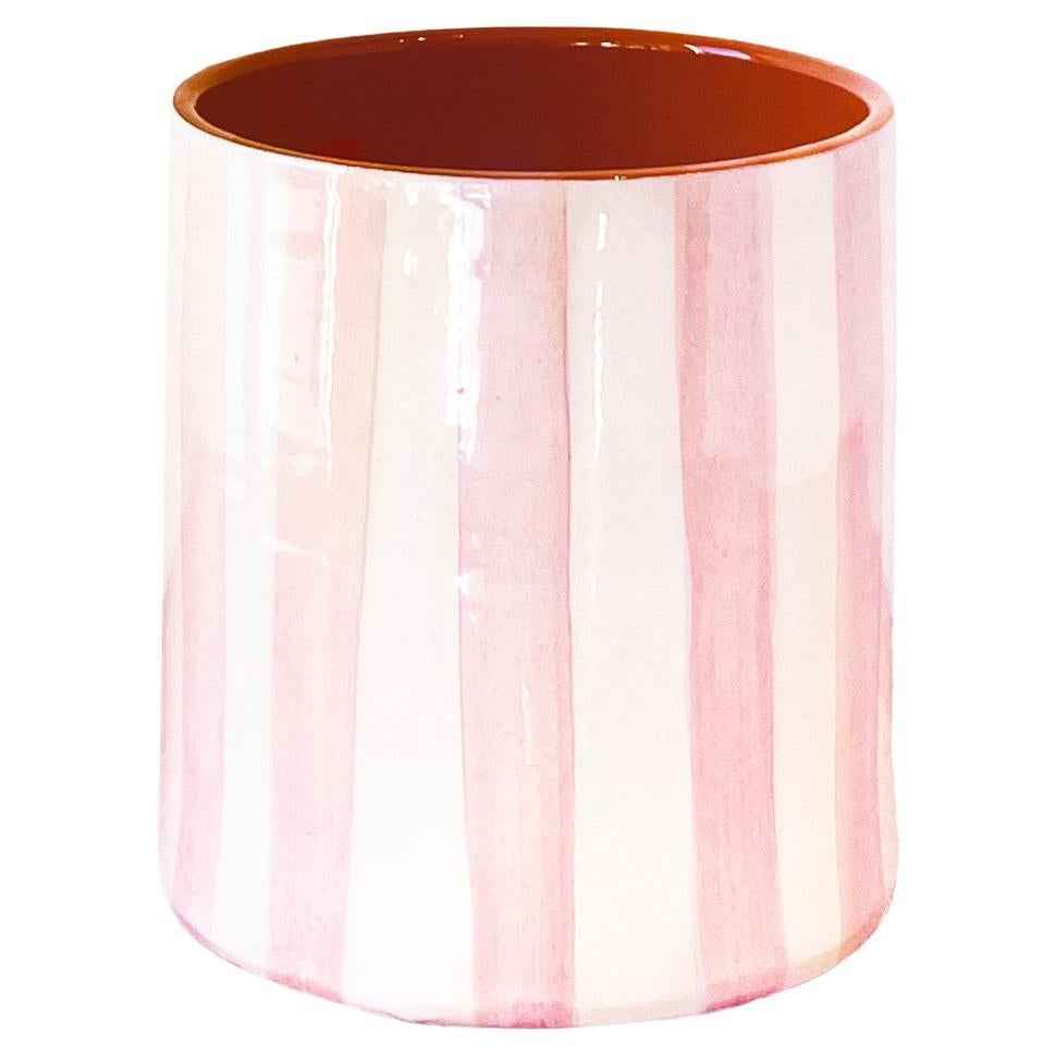 Casa Cubista, petit vase à rayures audacieuses fait à la main en rose mauve en vente