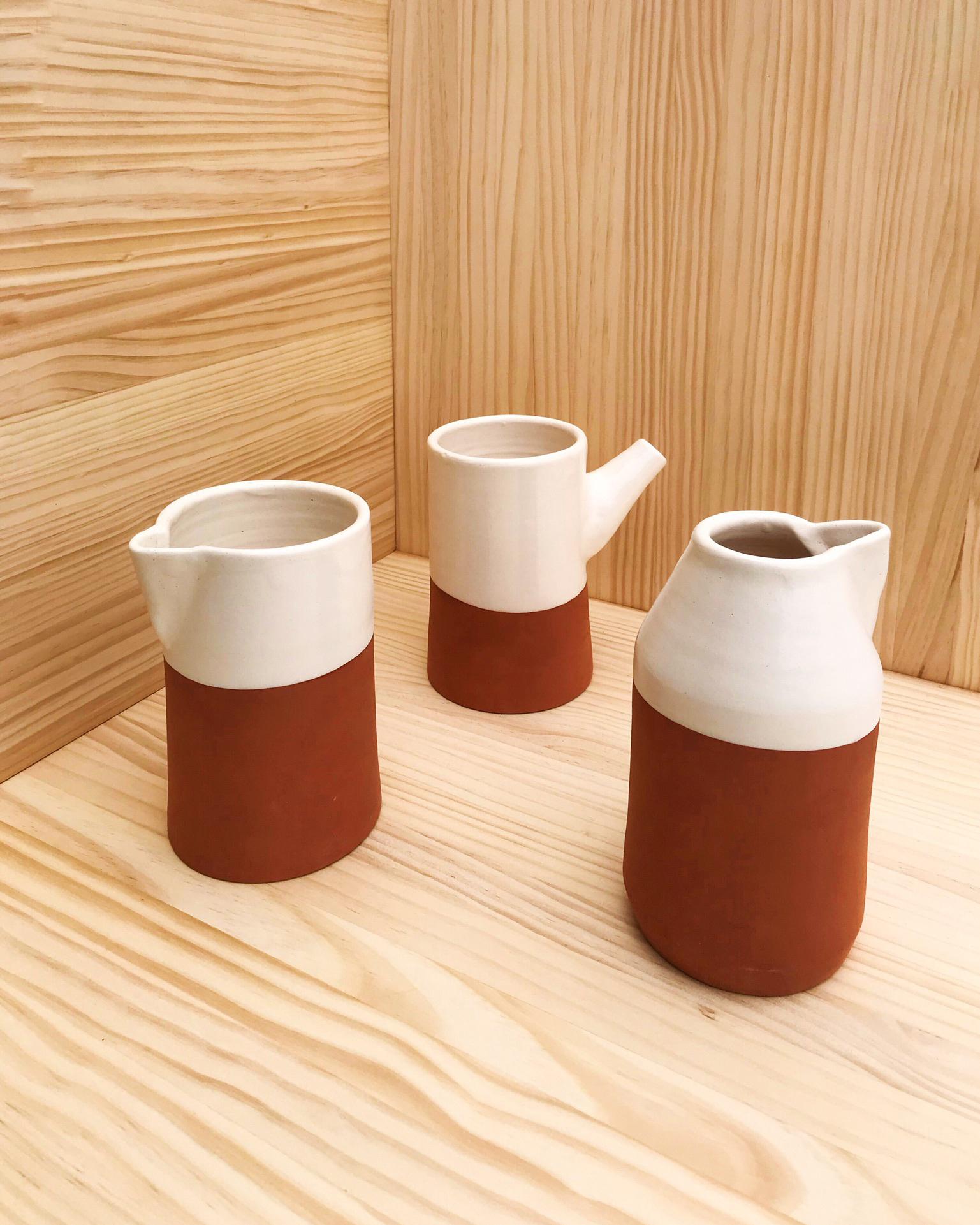Rustikales handgefertigtes Terrakotta-Kaffee aus Casa Cubista mit Löffelschliff, auf Lager (Organische Moderne) im Angebot