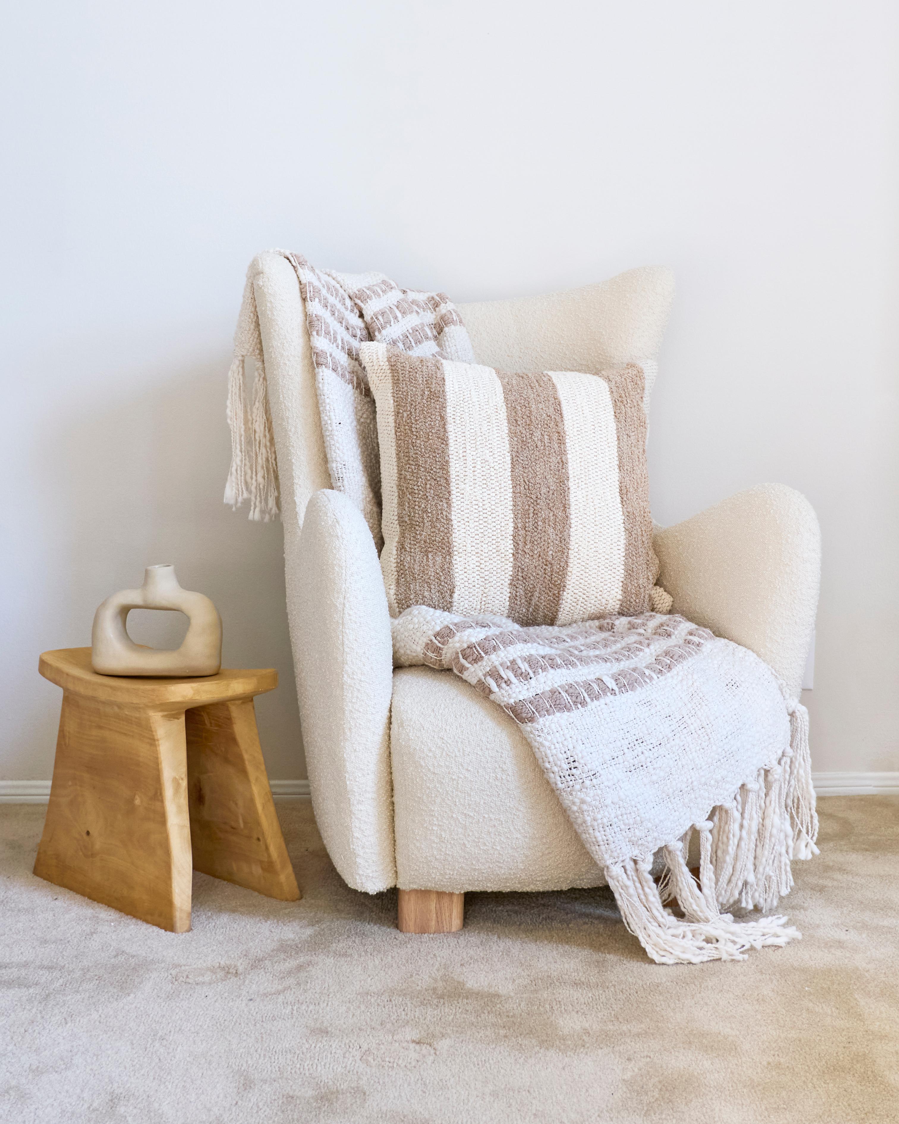 Ce coussin jeté en coton camel et crème est fabriqué à partir d'un épais coton tissé à la main et est parfait pour une zone à fort trafic comme le canapé du salon. Placez deux coussins assortis de chaque côté du canapé ou choisissez plusieurs motifs