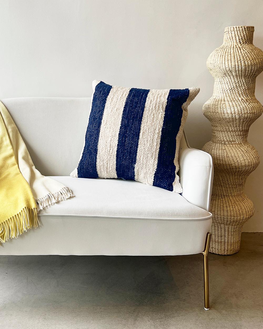 Dieses marineblaue und cremefarbene Baumwollkissen ist aus dicker, handgewebter Baumwolle gefertigt und eignet sich perfekt für stark frequentierte Bereiche wie die Couch im Wohnzimmer. Legen Sie zwei passende Kissen auf jede Seite der Couch oder