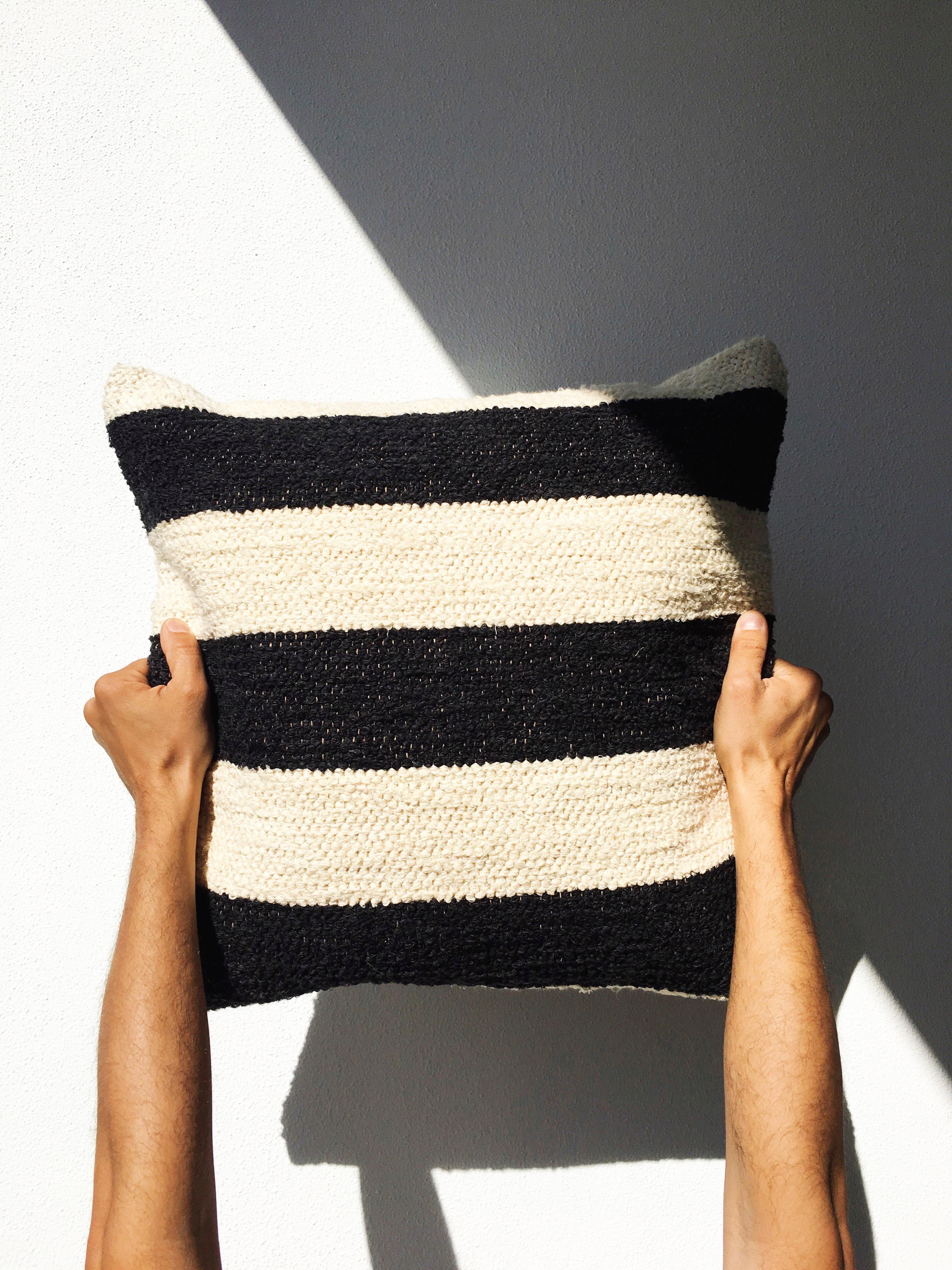 Tissé à la main Coussin en coton recyclé texturé à rayures audacieuses noires et blanches de Casa Cubista en vente