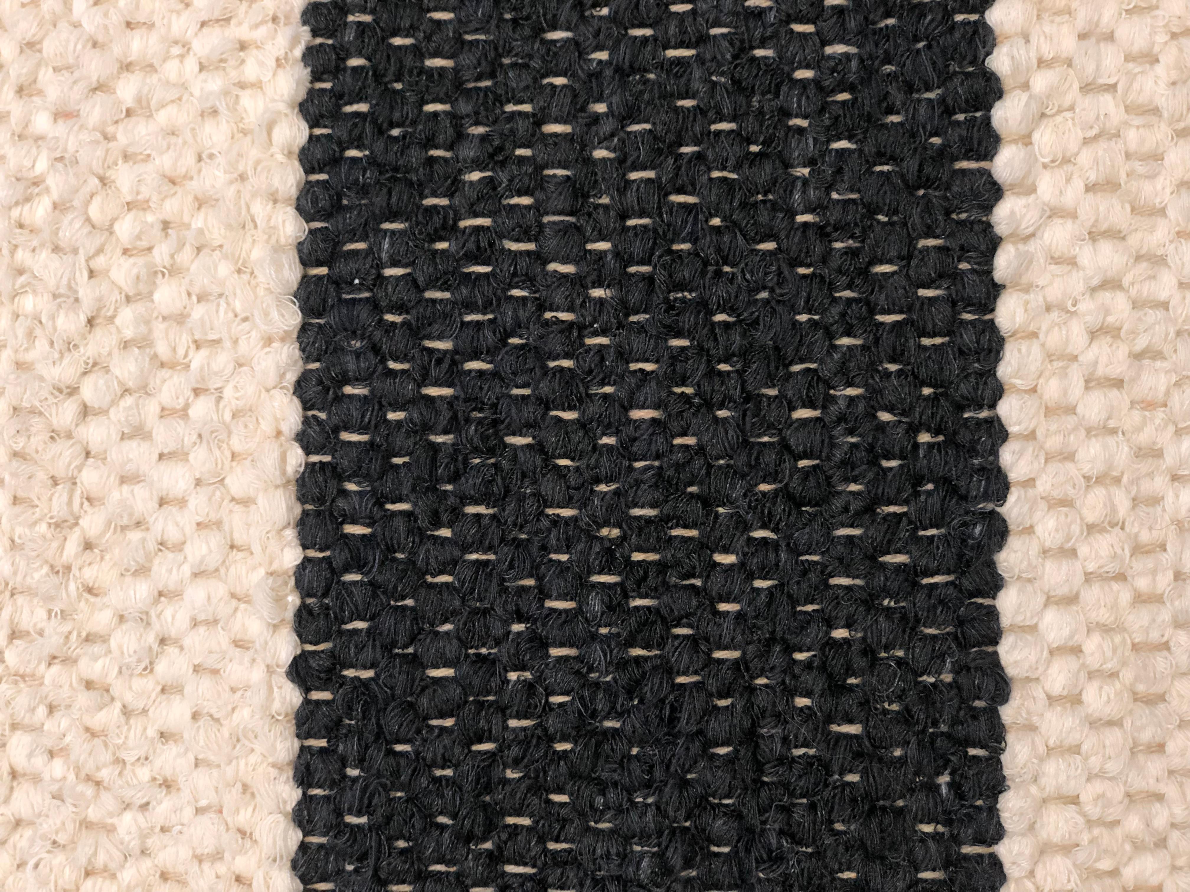 Casa Cubista Texturiertes, recyceltes, schwarzes und weißes, kühne Streifen-Überwurf-Kissen aus Baumwolle im Zustand „Neu“ im Angebot in West Hollywood, CA